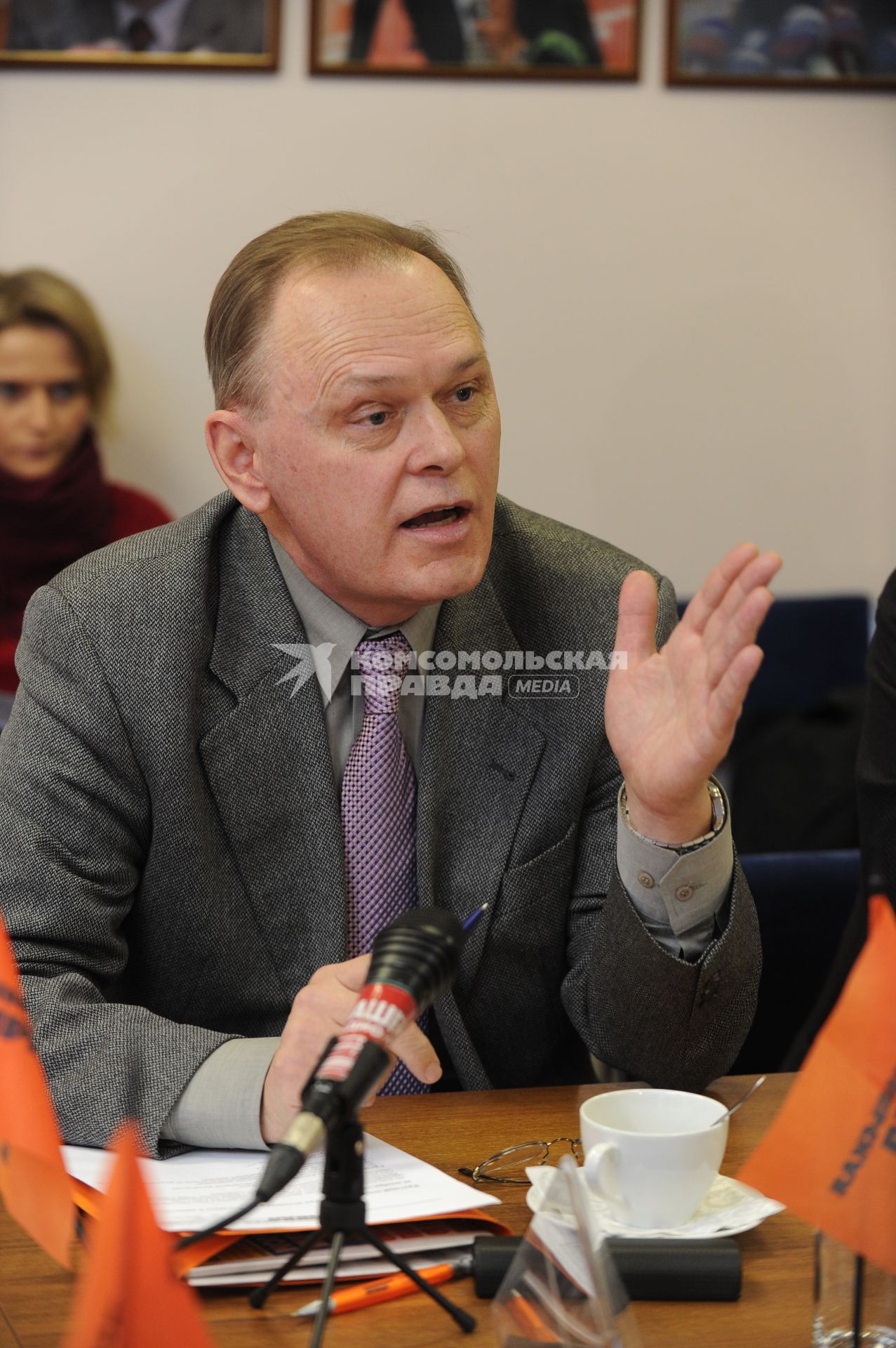 Директор информационного бюро по присоединению России к ВТО Алексей Портанский  во время круглого стола на тему: \"Что ждать России от ВТО\" в ИД КП. Москва.  20 декабря  2010 года.
