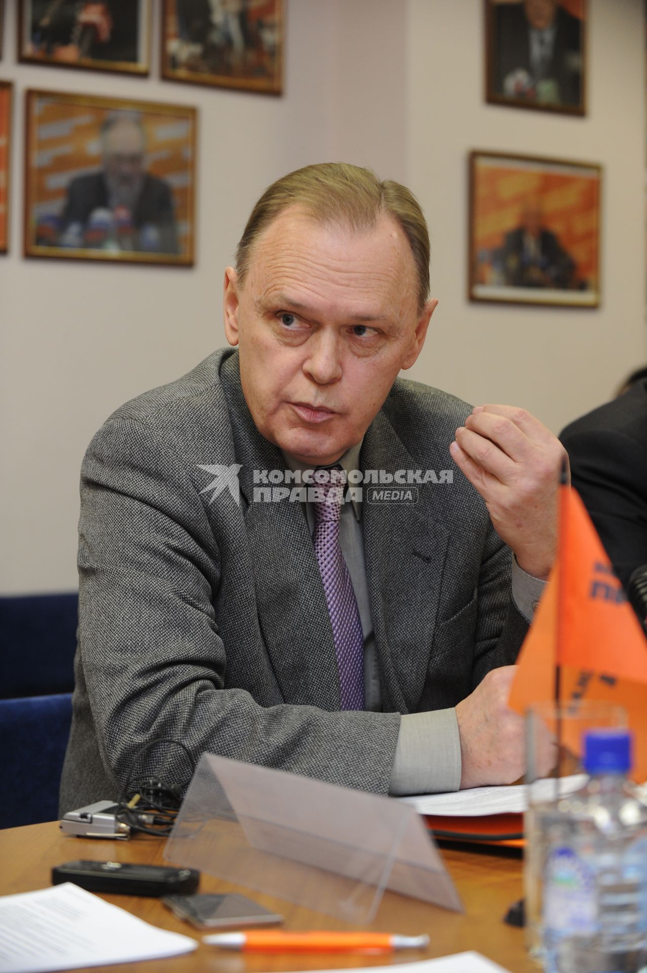 Директор информационного бюро по присоединению России к ВТО Алексей Портанский  во время круглого стола на тему: \"Что ждать России от ВТО\" в ИД КП. Москва.  20 декабря  2010 года.