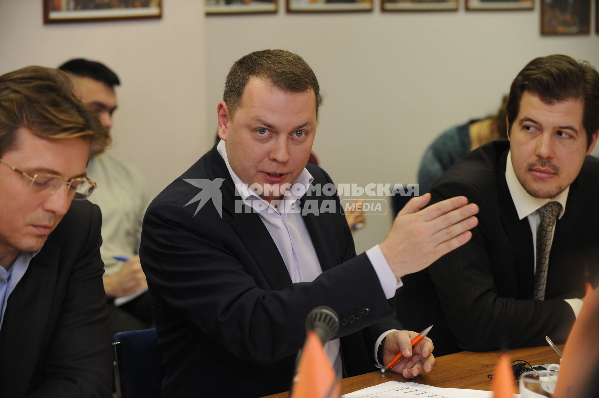 Глава ООО \"Русская холдинговая компания\" Владимир Топорков (в центре)  во время круглого стола на тему: \"Что ждать России от ВТО\" в ИД КП. Москва.  20 декабря  2010 года.