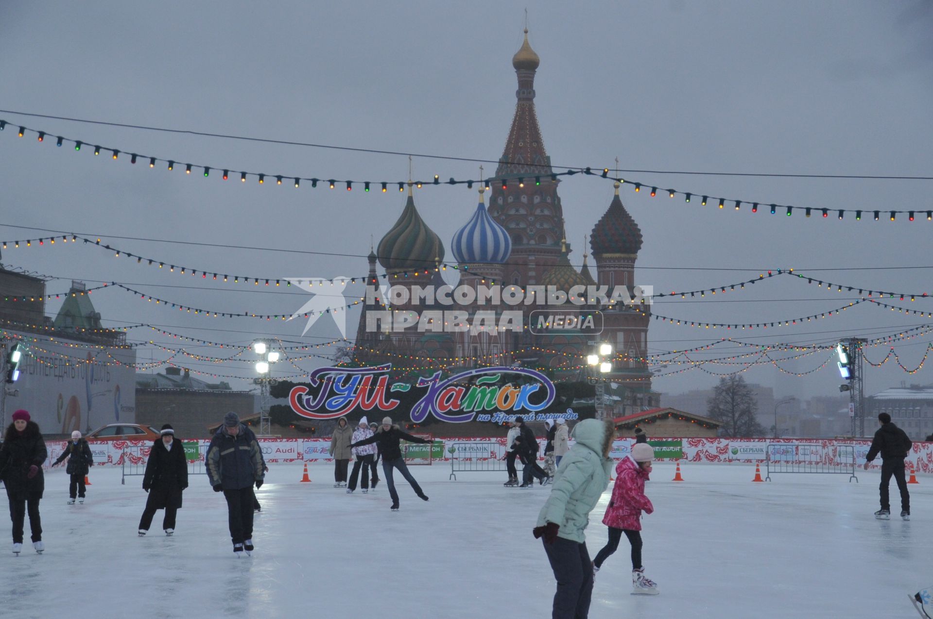 Москвичи на ледовом покрытии ГУМ-Катка. Красная площадь. Москва. 27 декабря 2011 года.