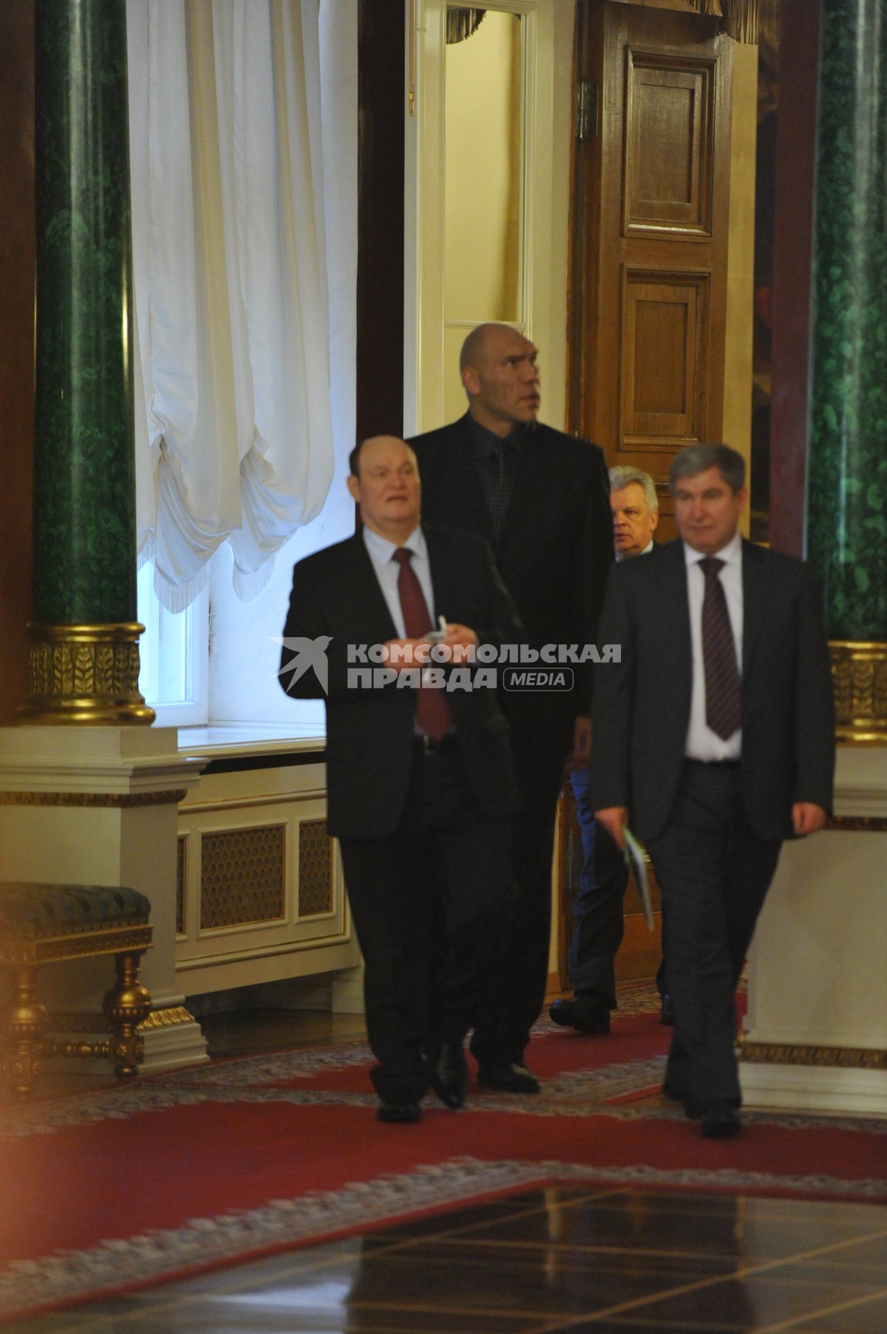 Депутат Госдумы РФ Николай Валуев перед началом ежегодного послания президента России Дмитрия Медведева Федеральному Собранию РФ в Георгиевском зале Кремля. Москва. 22 декабря 2011 года.