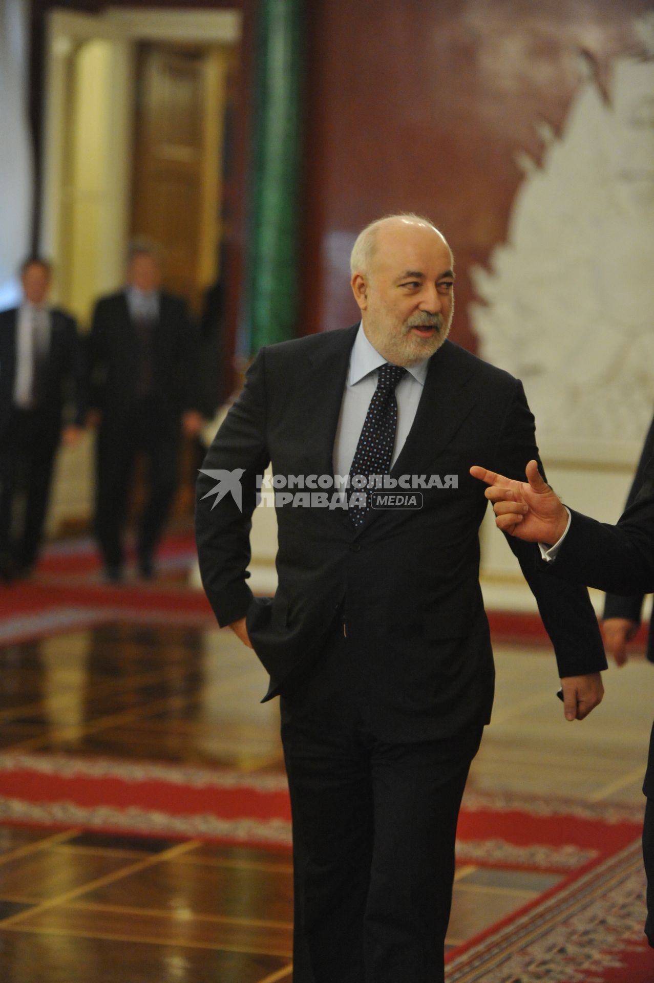 Президент фонда СКОЛКОВО Виктор Вексельберг перед началом ежегодного послания президента России Дмитрия Медведева Федеральному Собранию РФ в Георгиевском зале Кремля. Москва. 22 декабря 2011 года.