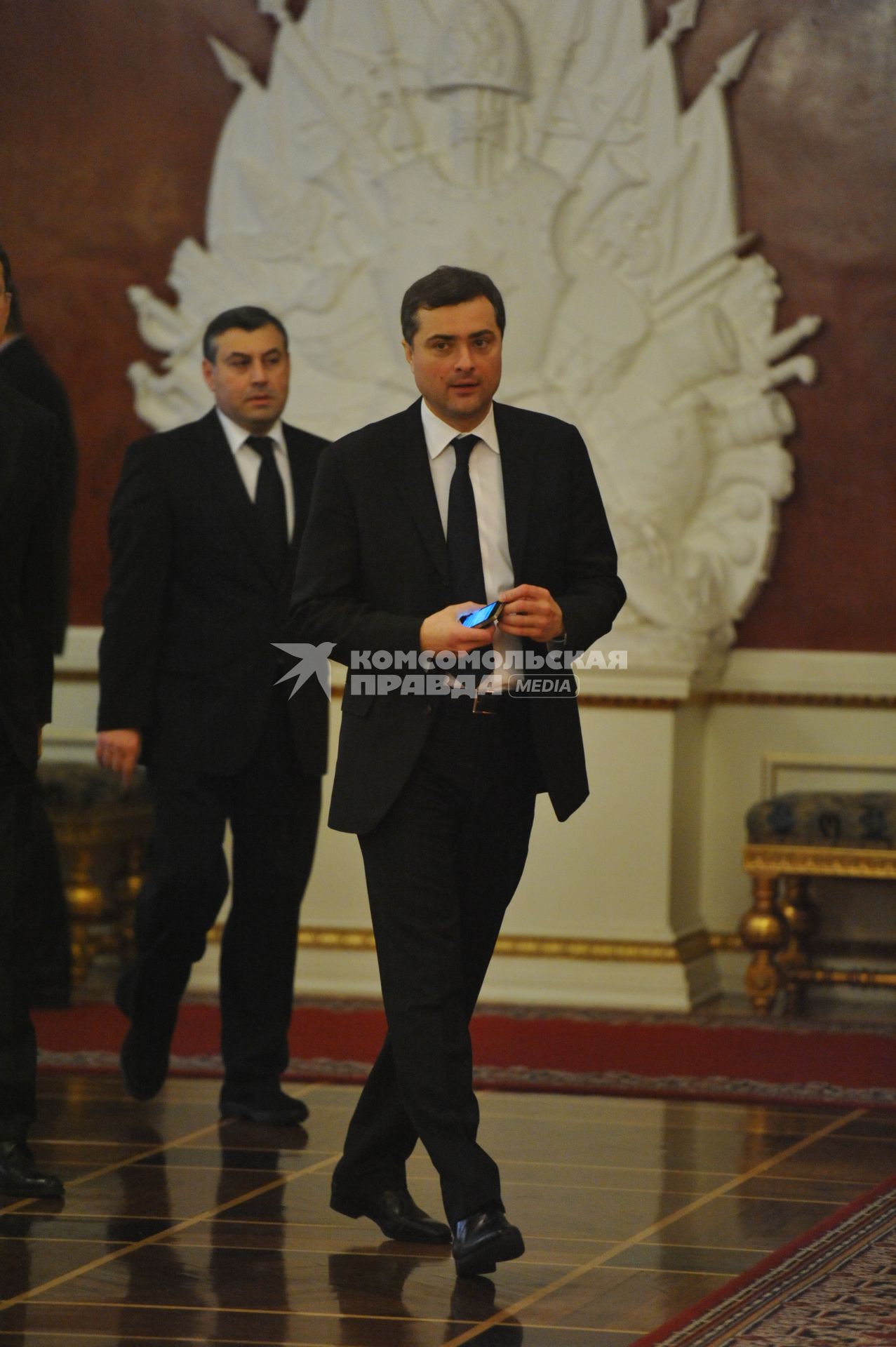 И.о. главы администрации президента РФ Владислав Сурков перед началом ежегодного послания президента России Дмитрия Медведева Федеральному Собранию РФ в Георгиевском зале Кремля.  Москва. 22 декабря 2011 года.