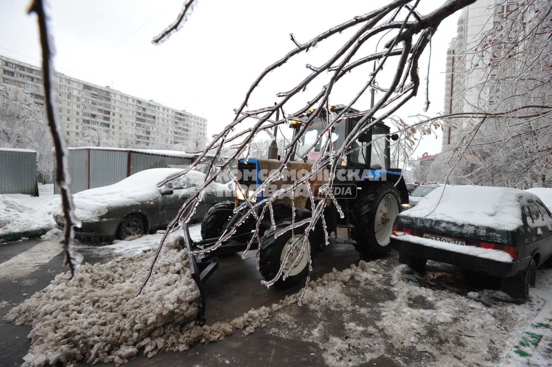 Последствия ледяного дождя в Москве. На снимке снегоуборочная техника. 26 декабря  2010 года.