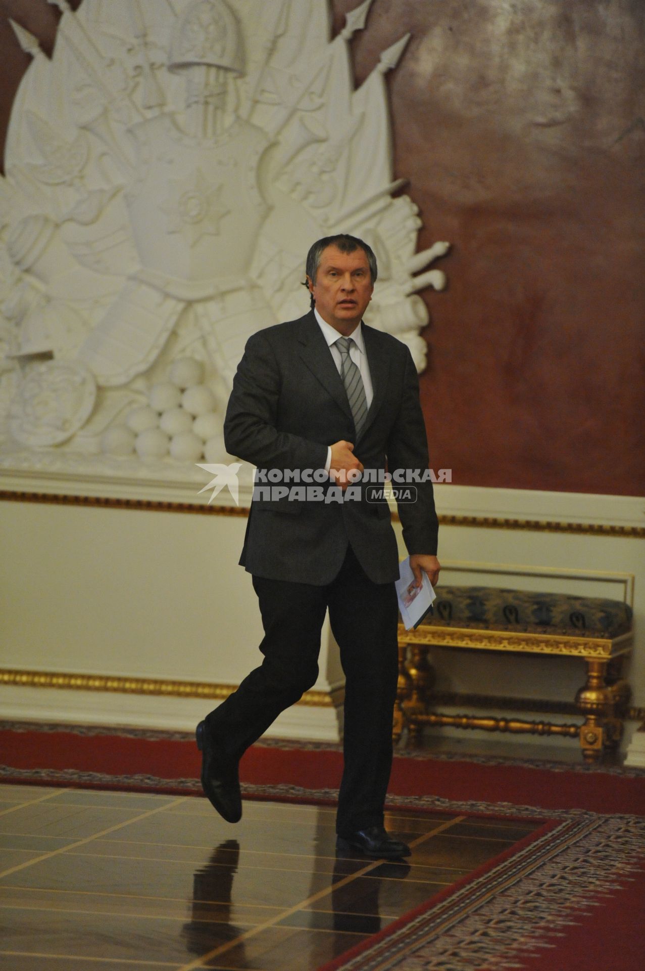 вице-премьер РФ Игорь Сечин перед началом ежегодного послания президента России Дмитрия Медведева Федеральному Собранию РФ в Георгиевском зале Кремля.  Москва. 22 декабря 2011 года.