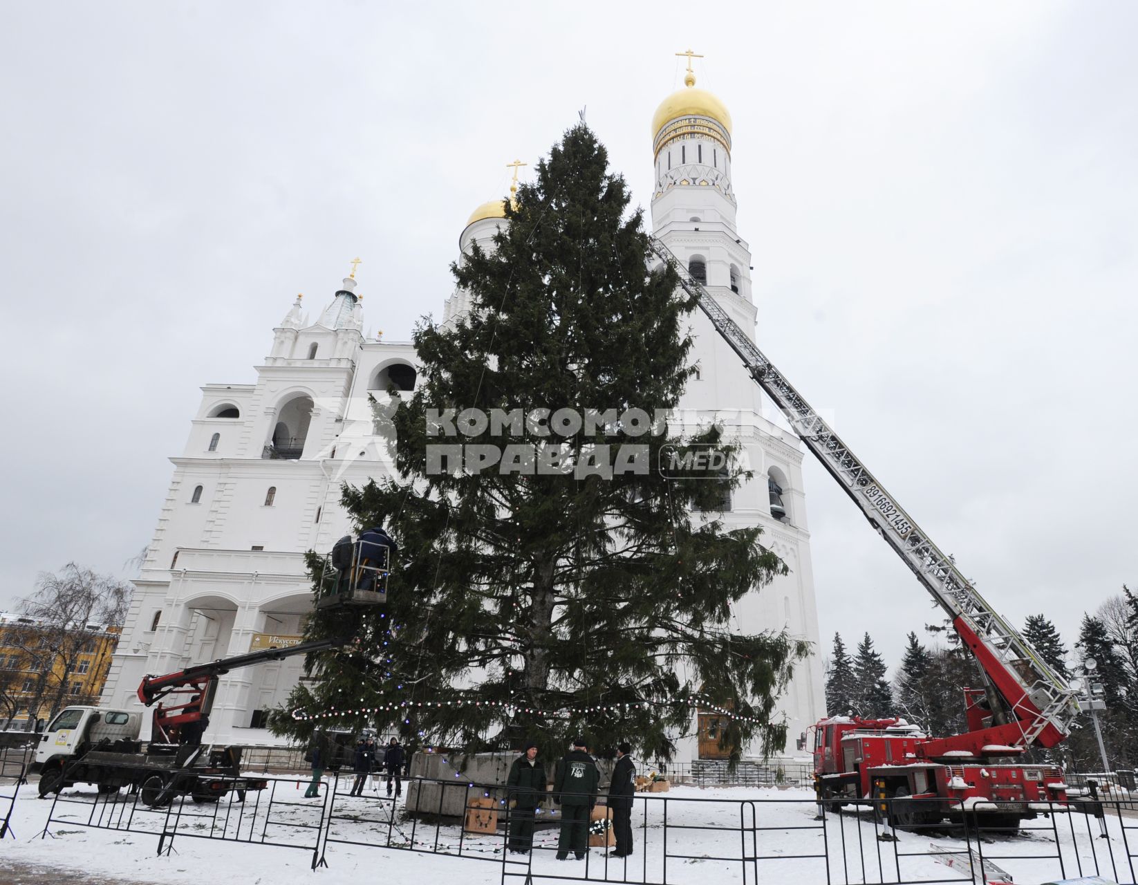 Установка новогодней елки на Соборной площади Московского Кремля. 21 декабря  2010 года.