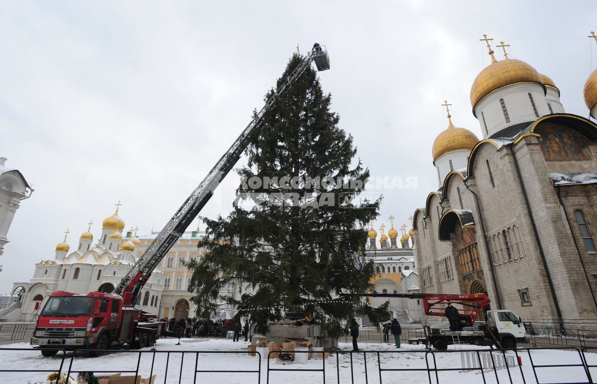 Установка новогодней елки на Соборной площади Московского Кремля. 21 декабря  2010 года.