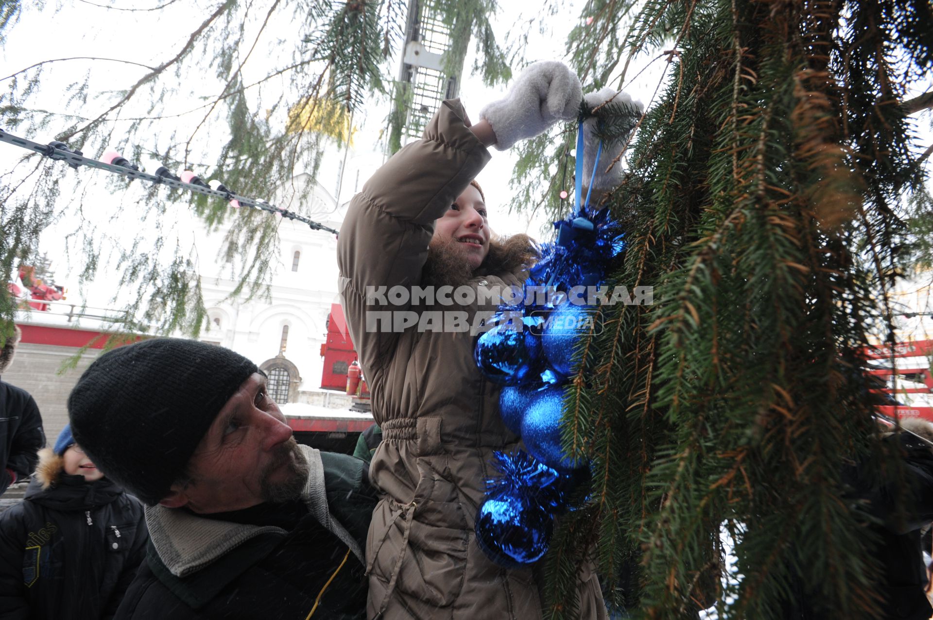 Установка новогодней елки на Соборной площади Московского Кремля. 21 декабря  2010 года.