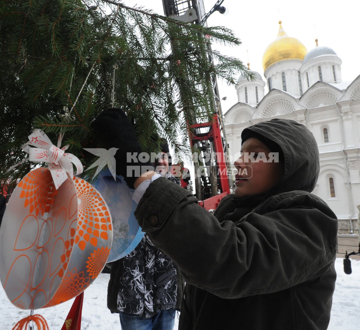 Установка новогодней елки на Соборной площади Московского Кремля. 21 декабря  2010 года.