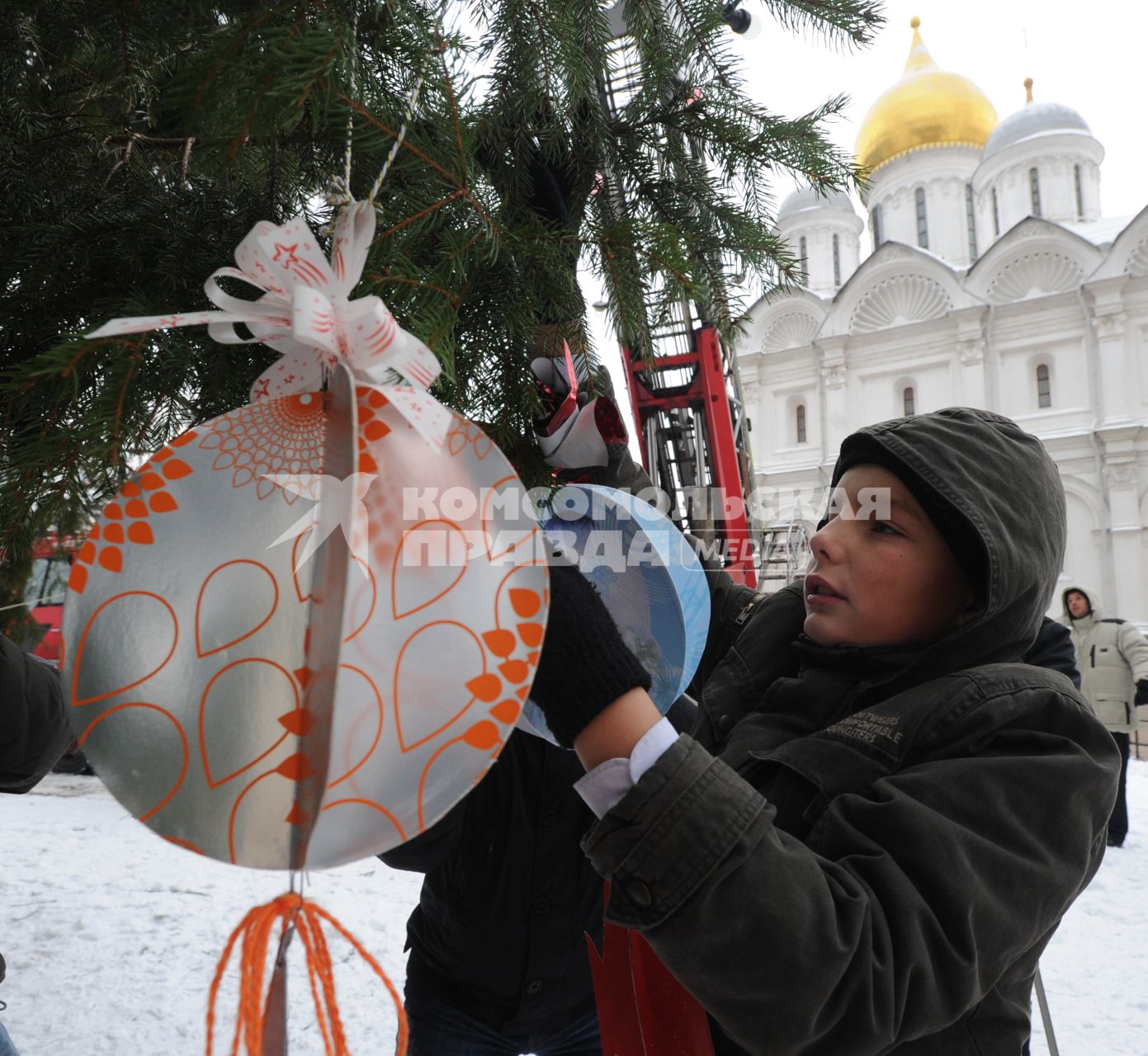 Установка новогодней елки на Соборной площади Московского Кремля. 21 декабря  2010 года.