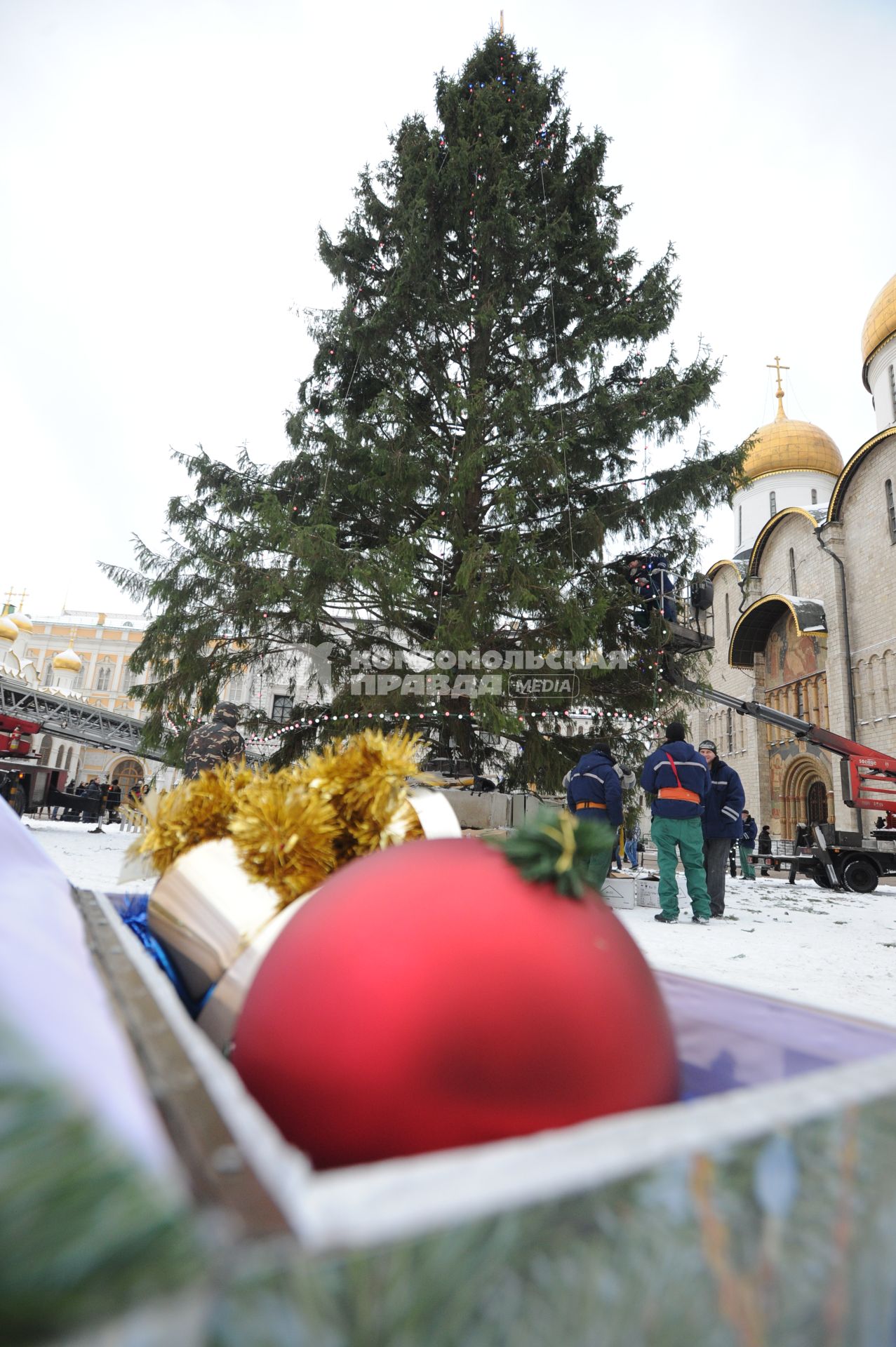 Установка новогодней елки на Соборной площади Московского Кремля. 21 декабря  2010 года.