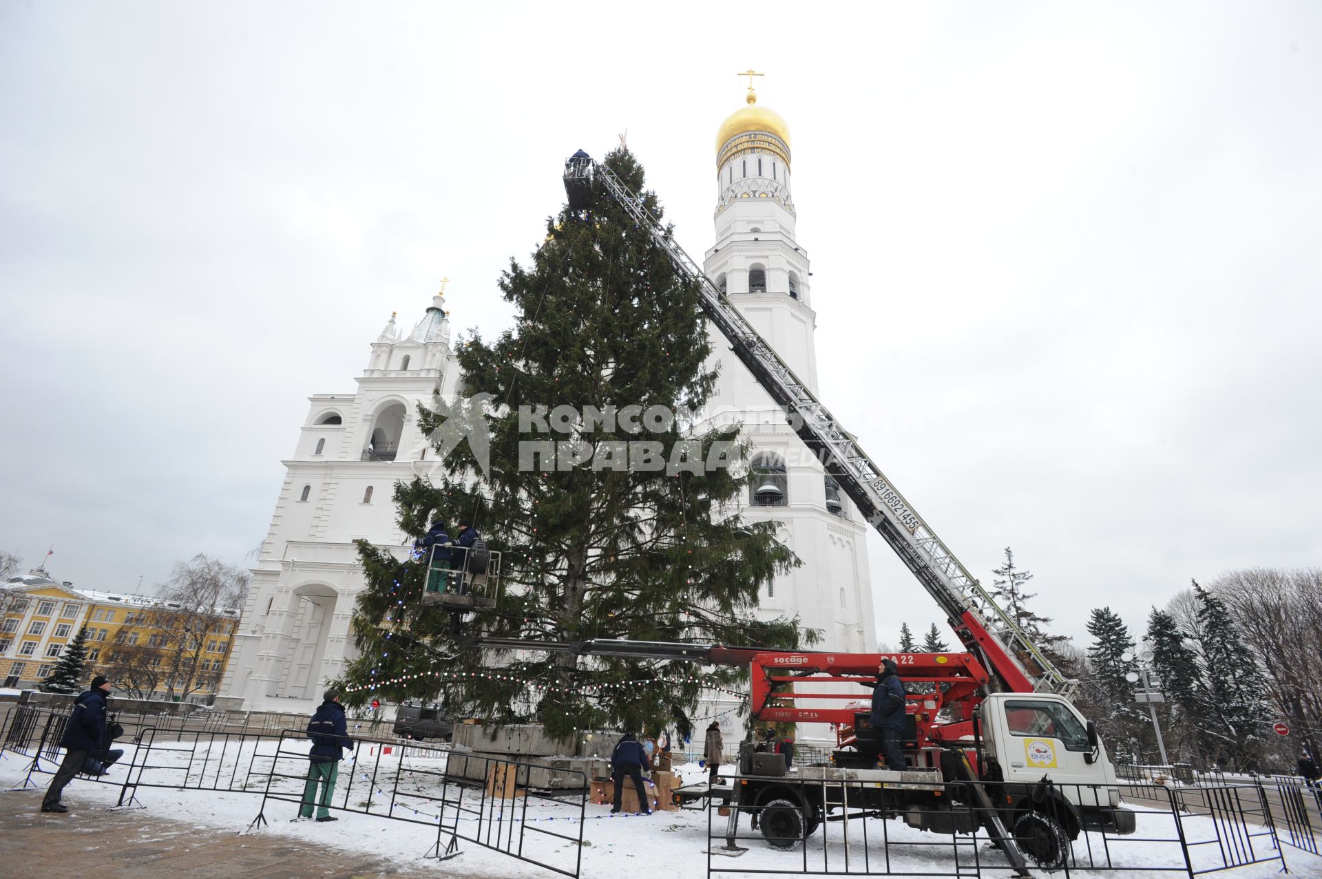 Установка новогодней елки на Соборной площади Московского Кремля. 21 декабря  2010 года.