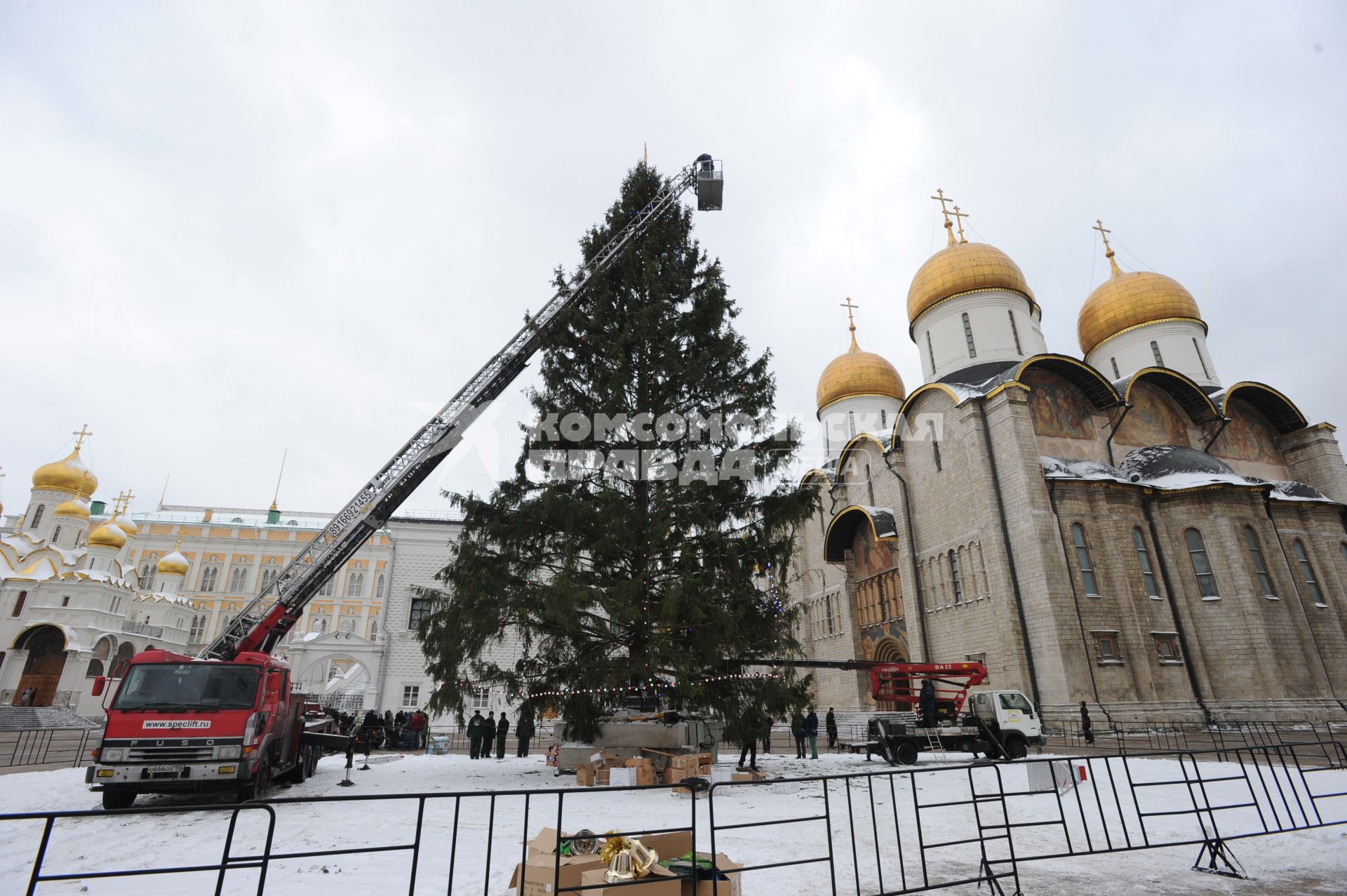 Установка новогодней елки на Соборной площади Московского Кремля. 21 декабря  2010 года.