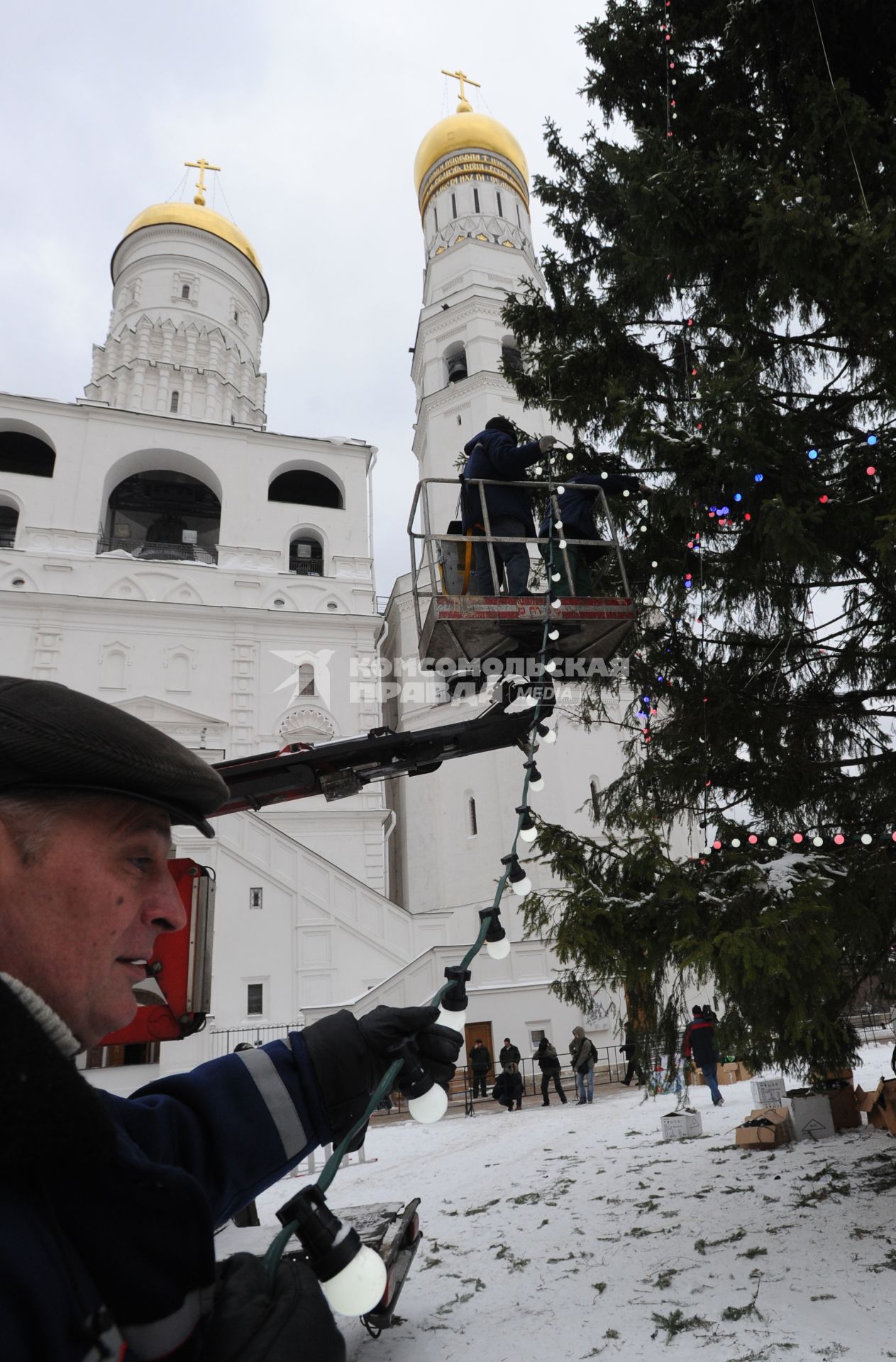 Установка новогодней елки на Соборной площади Московского Кремля. 21 декабря  2010 года.