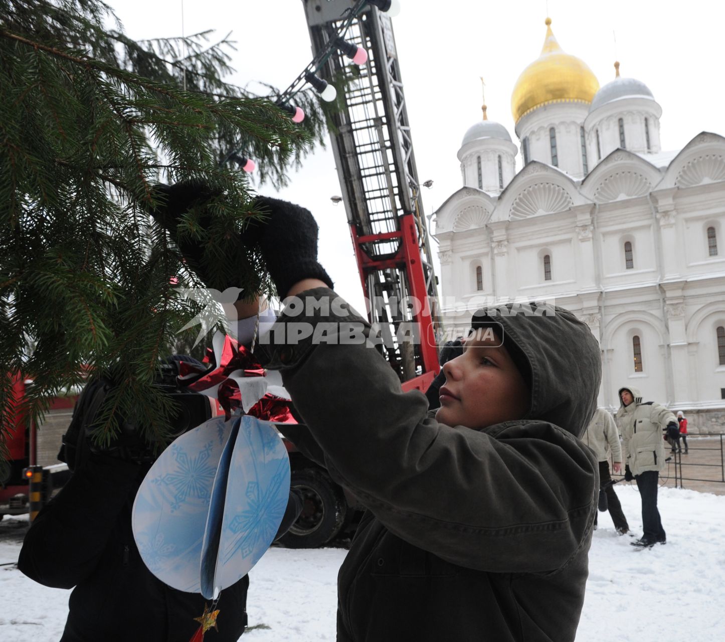 Установка новогодней елки на Соборной площади Московского Кремля. 21 декабря  2010 года.