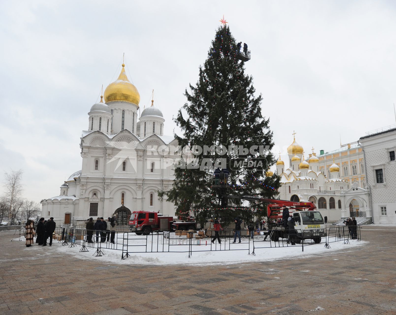 Установка новогодней елки на Соборной площади Московского Кремля. 21 декабря  2010 года.