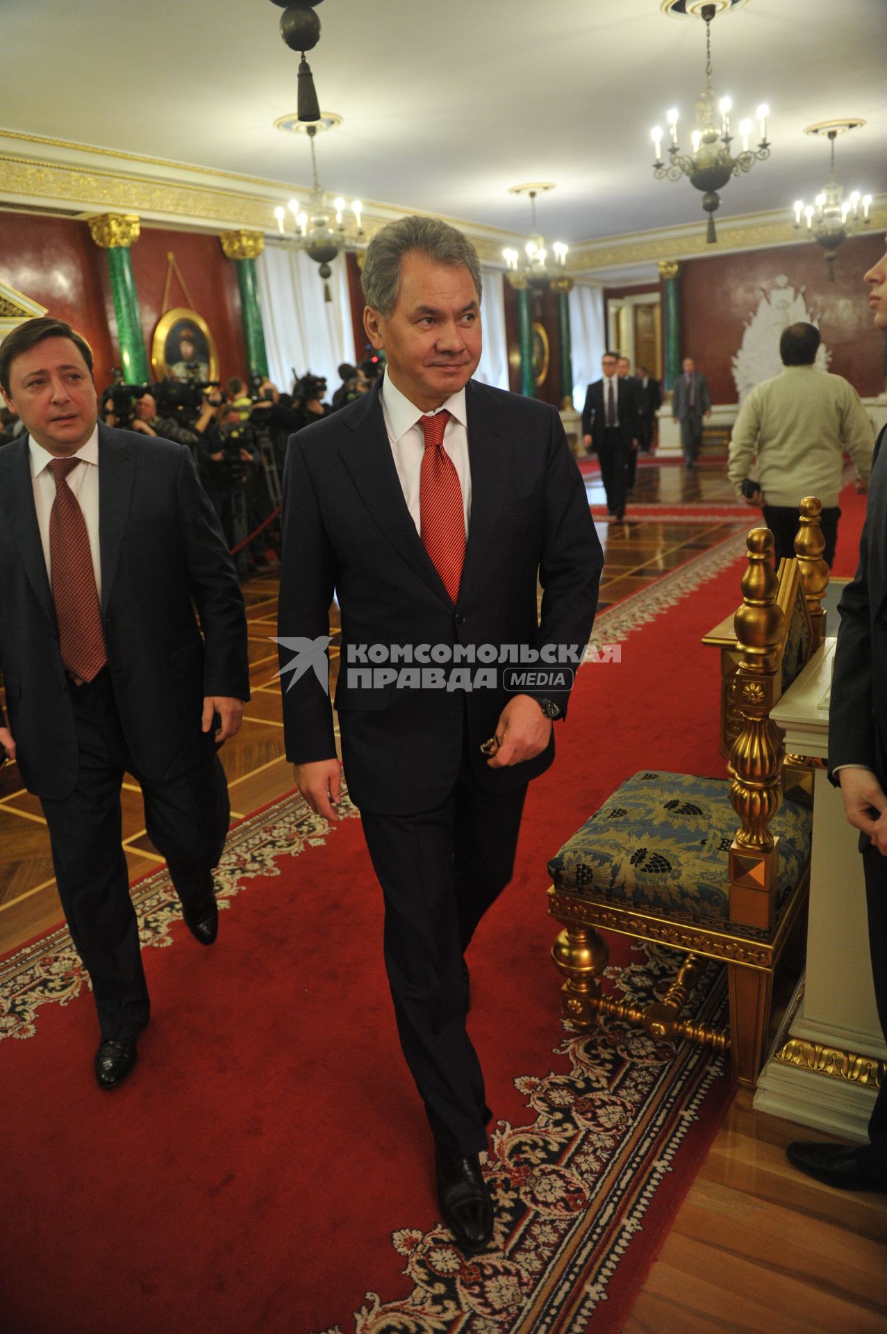 Полпред президента РФ в Северо-Кавказском федеральном округе, вице-премьер РФ Александр Хлопонин и глава МЧС РФ Сергей Шойгу (слева направо) перед началом ежегодного послания президента России Дмитрия Медведева Федеральному Собранию РФ в Георгиевском зале Кремля.  Москва. 22 декабря 2011 года.