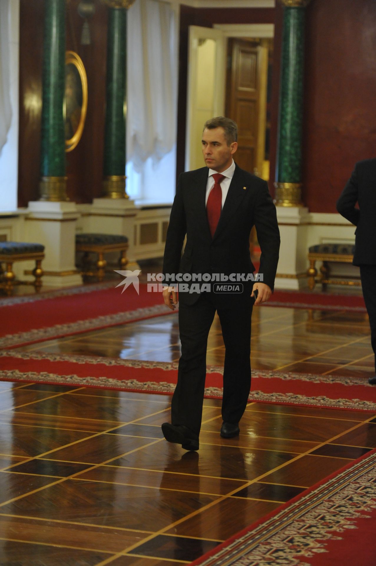 Уполномоченный при президенте РФ по правам ребенка Павел Астахов перед началом ежегодного послания президента России Дмитрия Медведева Федеральному Собранию РФ в Георгиевском зале Кремля. Москва. 22 декабря 2011 года.