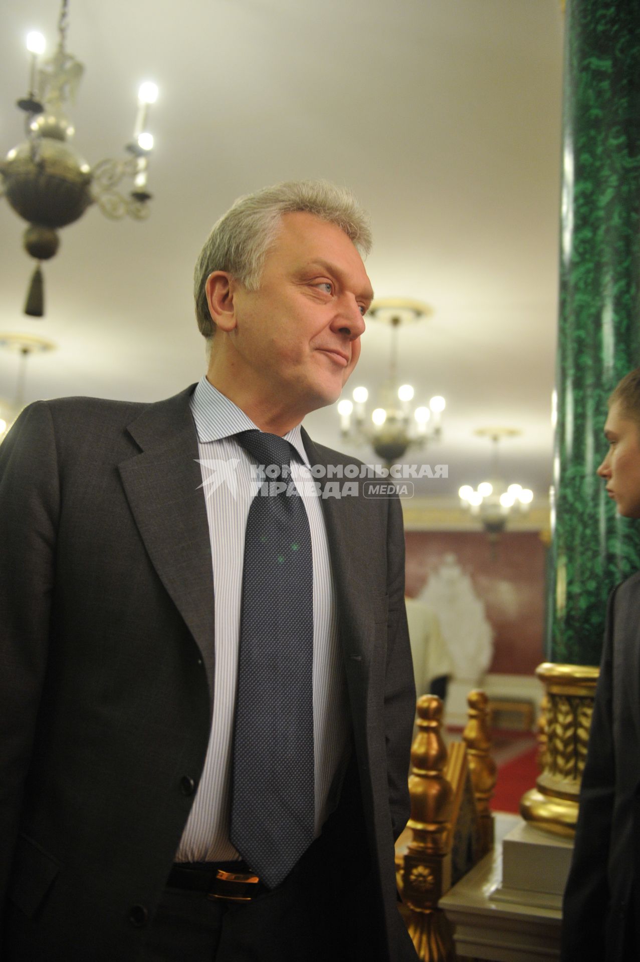 Министр промышленности и торговли РФ Виктор Христенко перед началом ежегодного послания президента России Дмитрия Медведева Федеральному Собранию РФ в Георгиевском зале Кремля. Москва. 22 декабря 2011 года.