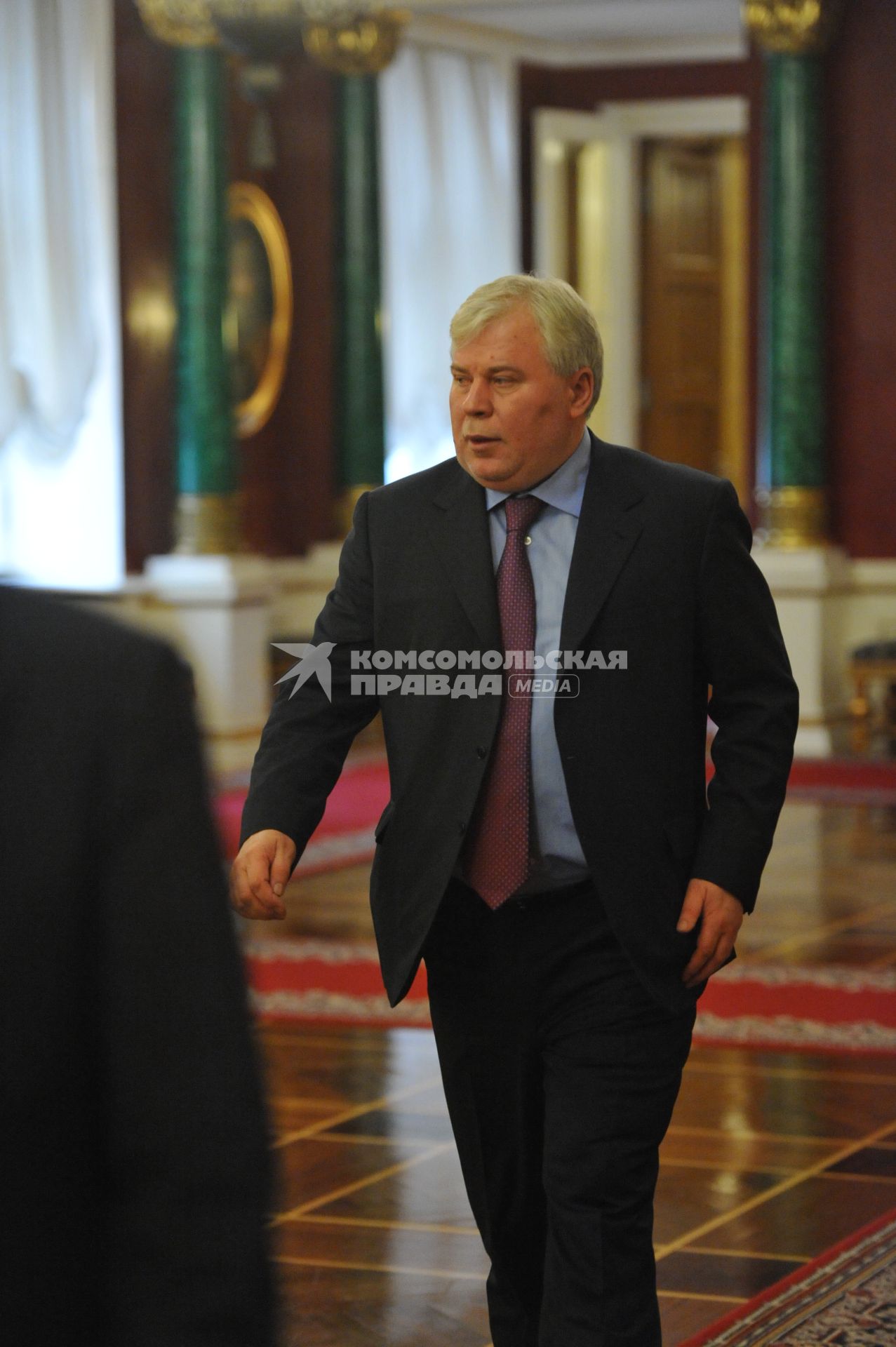 Член Общественной палаты РФ, адвокат Анатолий Кучерена перед началом ежегодного послания президента России Дмитрия Медведева Федеральному Собранию РФ в Георгиевском зале Кремля. Москва. 22 декабря 2011 года.