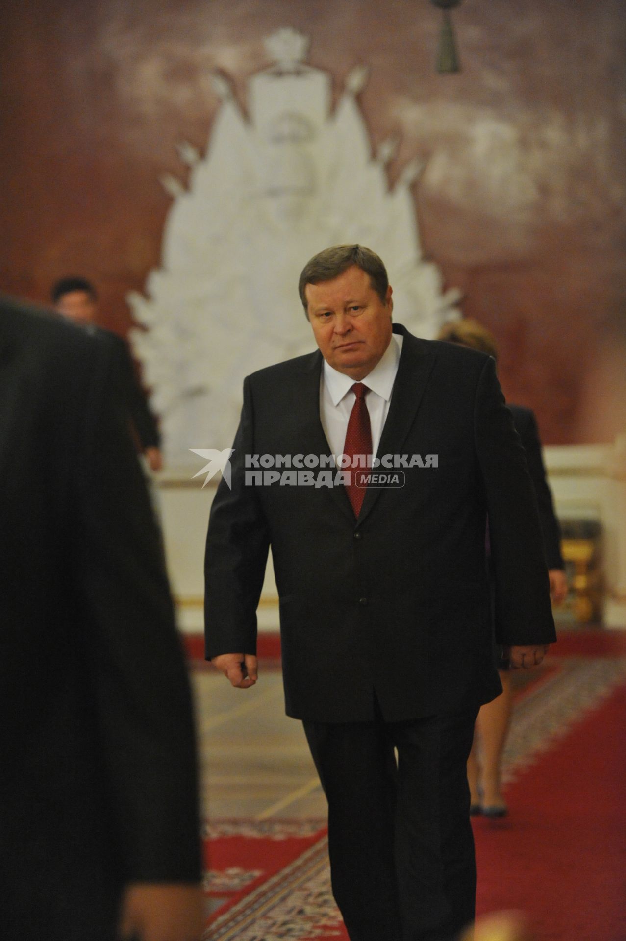 Полпред президента РФ в Южном федеральном округе Владимир Устинов перед началом ежегодного послания президента России Дмитрия Медведева Федеральному Собранию РФ в Георгиевском зале Кремля. Москва. 22 декабря 2011 года.Москва. 22 декабря 2011 года.