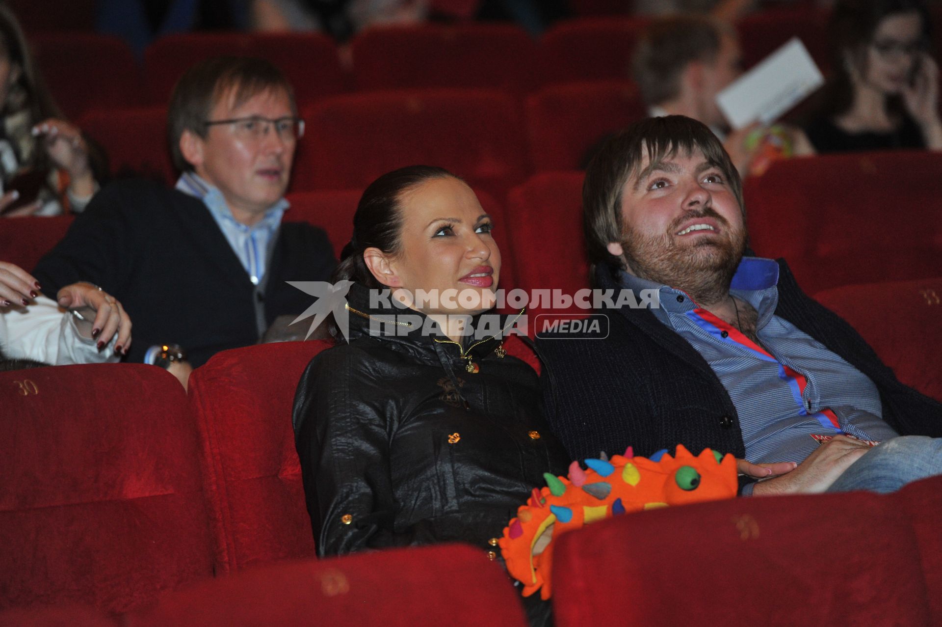 Премьера фильма МОЯ БЕЗУМНАЯ СЕМЬЯ в кинотеатре КАРО ОКТЯБРЬ. На снимке: телеведущая Эвелина Бледанс с супругом Александром Семиным. Москва. 26 декабря 2011 года.
