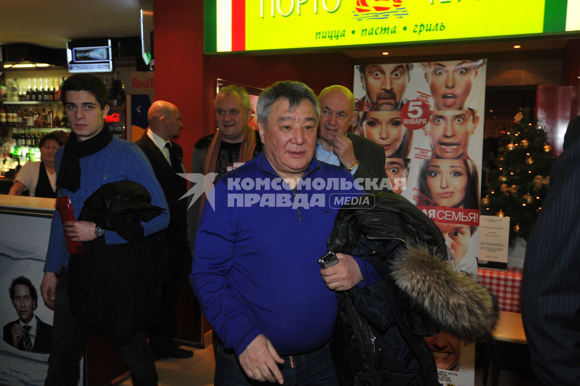 Премьера фильма МОЯ БЕЗУМНАЯ СЕМЬЯ в кинотеатре КАРО ОКТЯБРЬ. На снимке: бизнесмен Алимжан Тохтахунов. Москва. 26 декабря 2011 года.