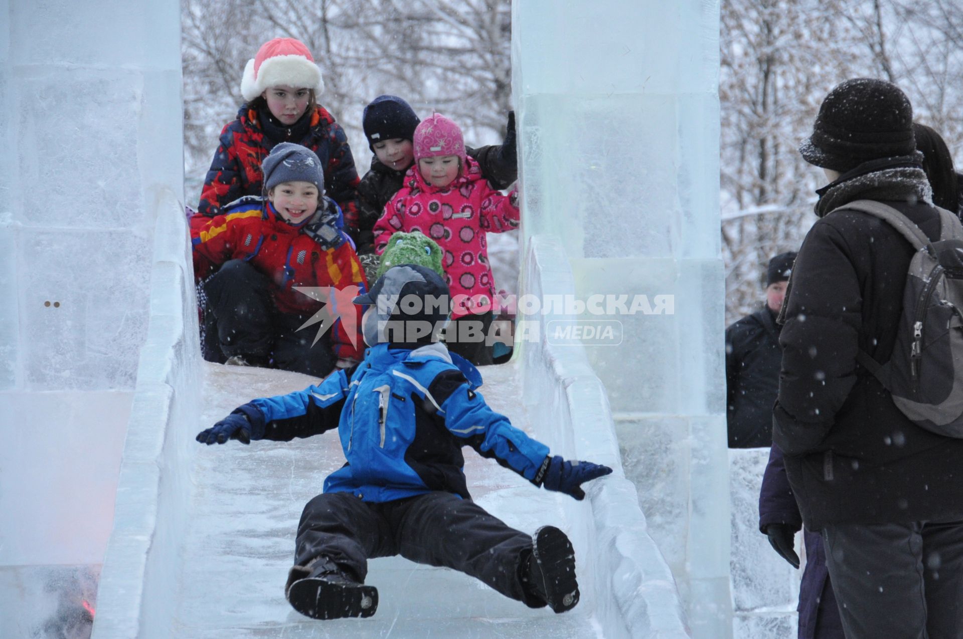 Парк \"Сокольники\". Зимние развлечения.  Москва. 09 января 2012 года.