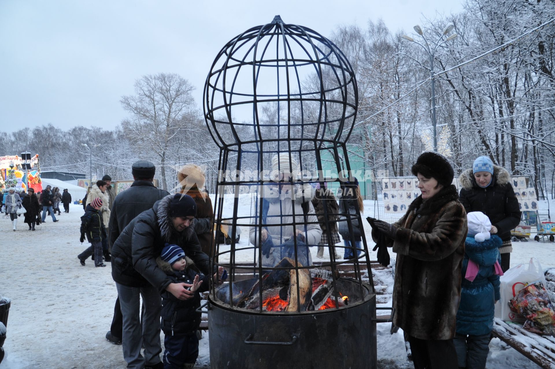 Парк \\\"Сокольники\\\". Зимние развлечения.  Москва. 09 января 2012 года.