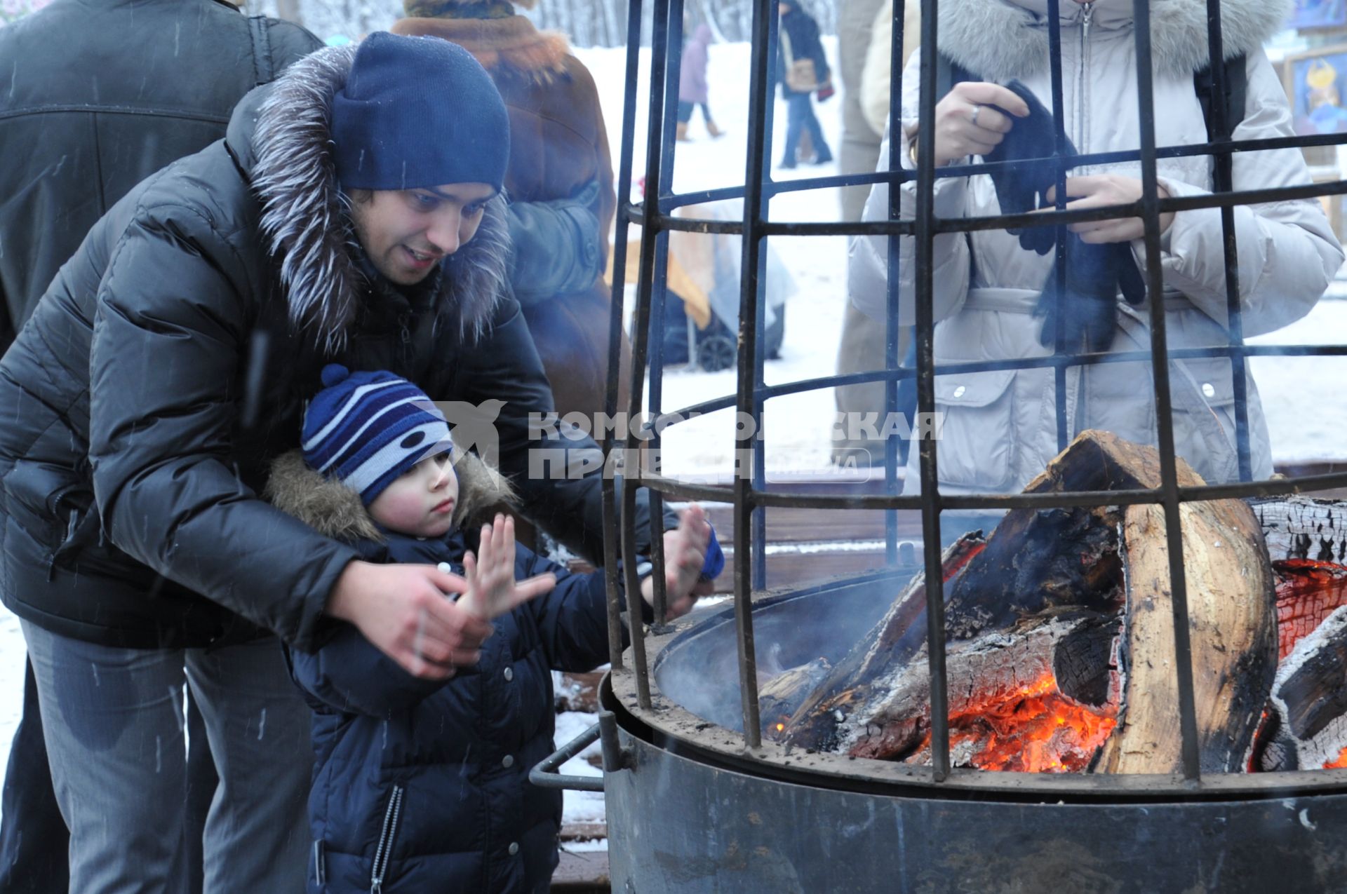 Парк \\\"Сокольники\\\". Зимние развлечения.  Москва. 09 января 2012 года.