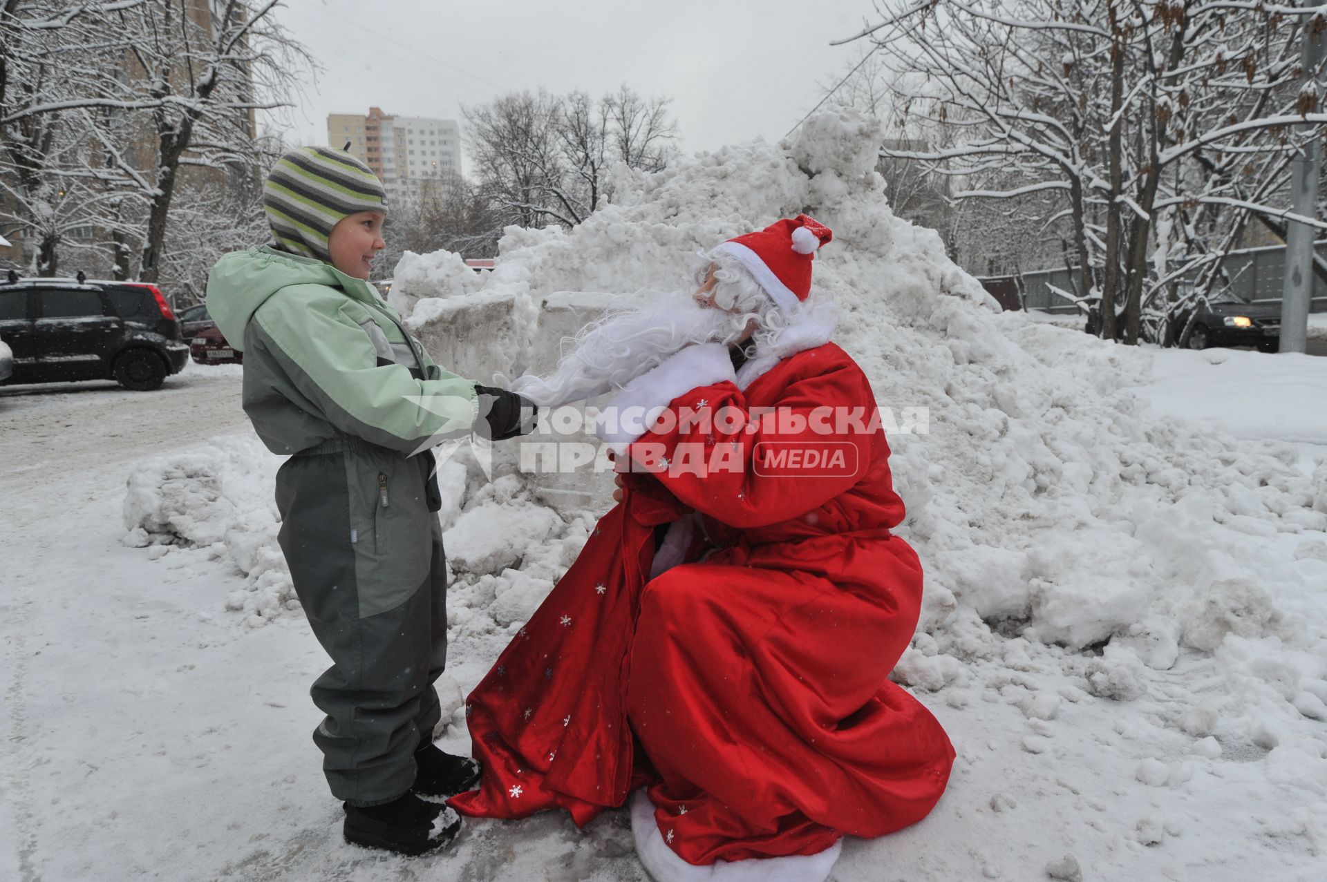 Дед Мороз и ребенок. 08 января 2012 года.