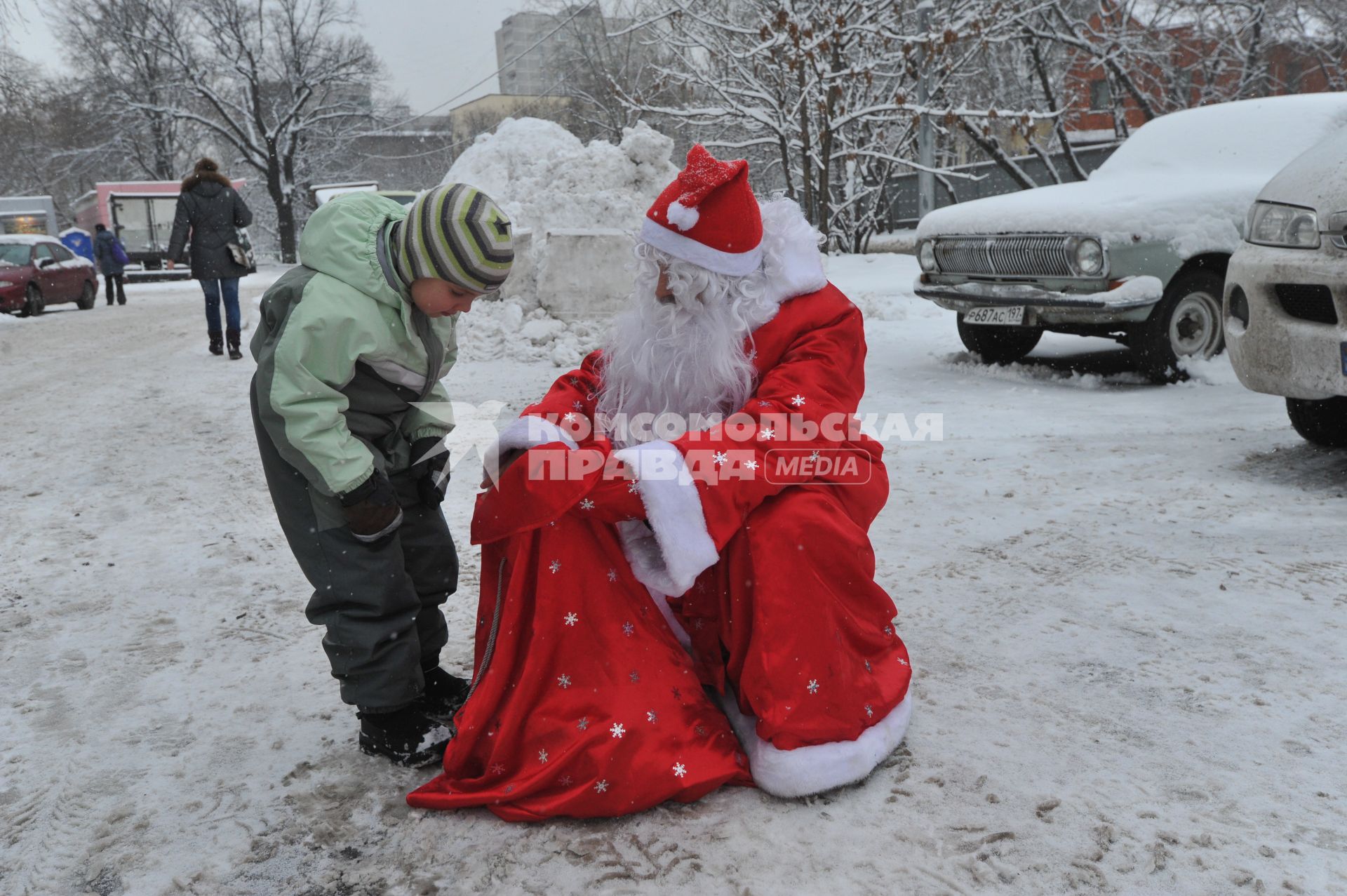 Дед Мороз и ребенок. 08 января 2012 года.