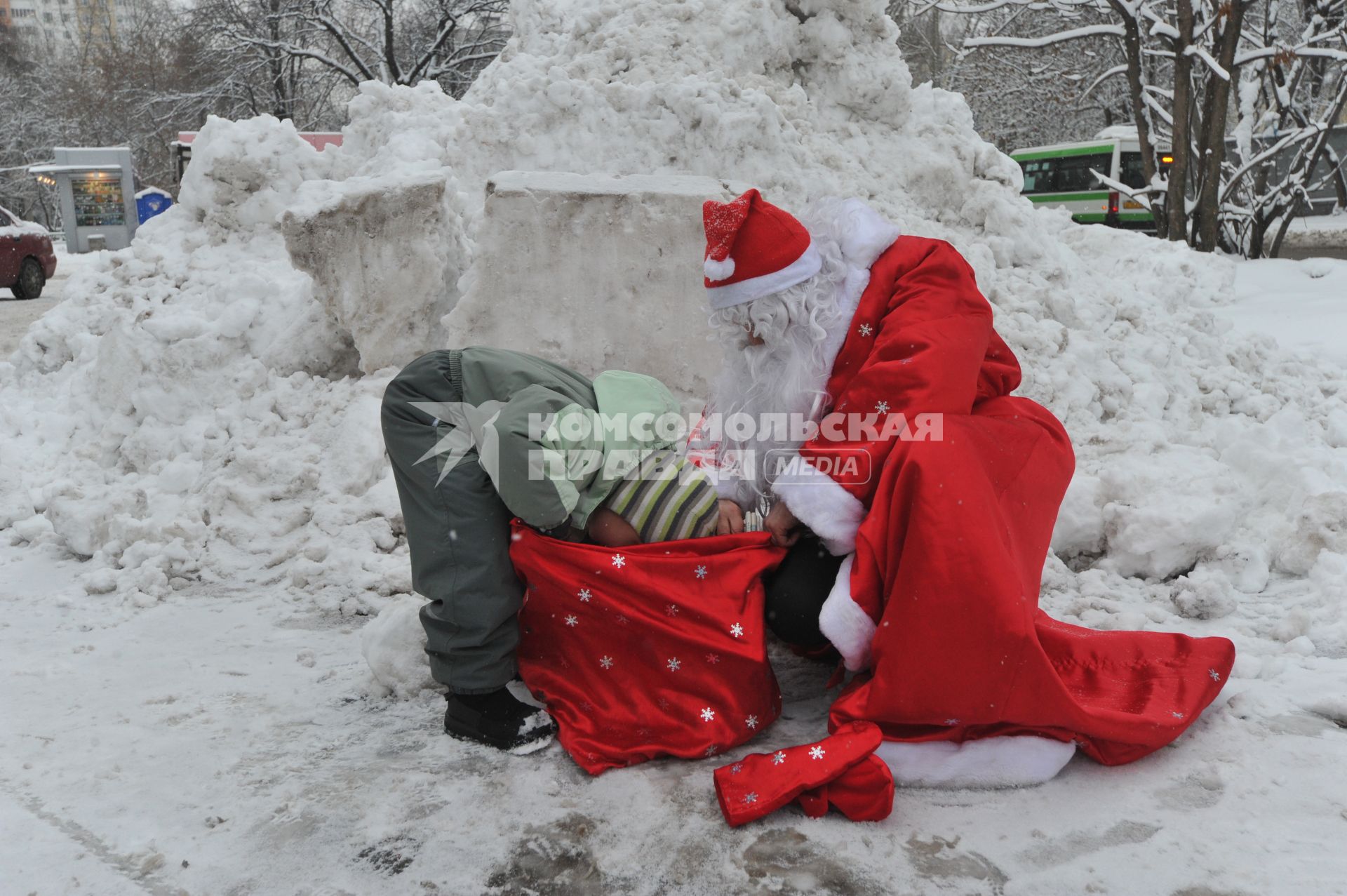 Дед Мороз и ребенок. 08 января 2012 года.