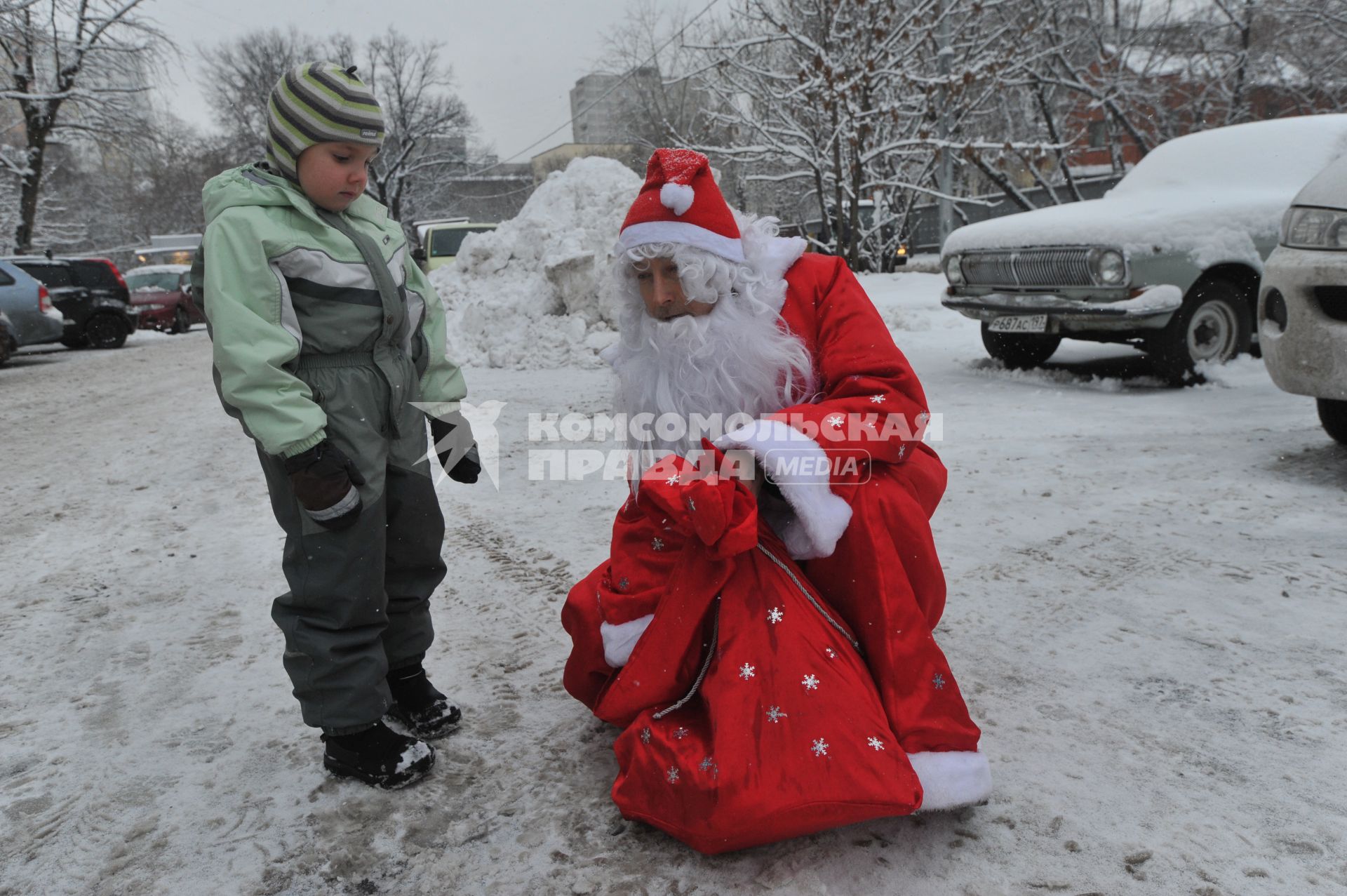 Дед Мороз и ребенок. 08 января 2012 года.