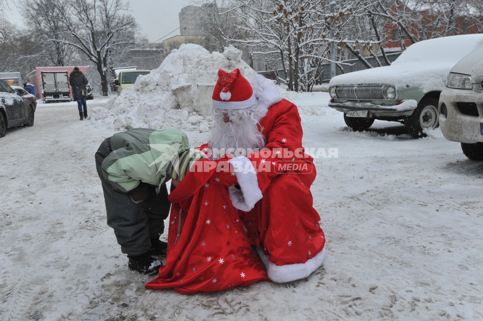 Дед Мороз и ребенок. 08 января 2012 года.