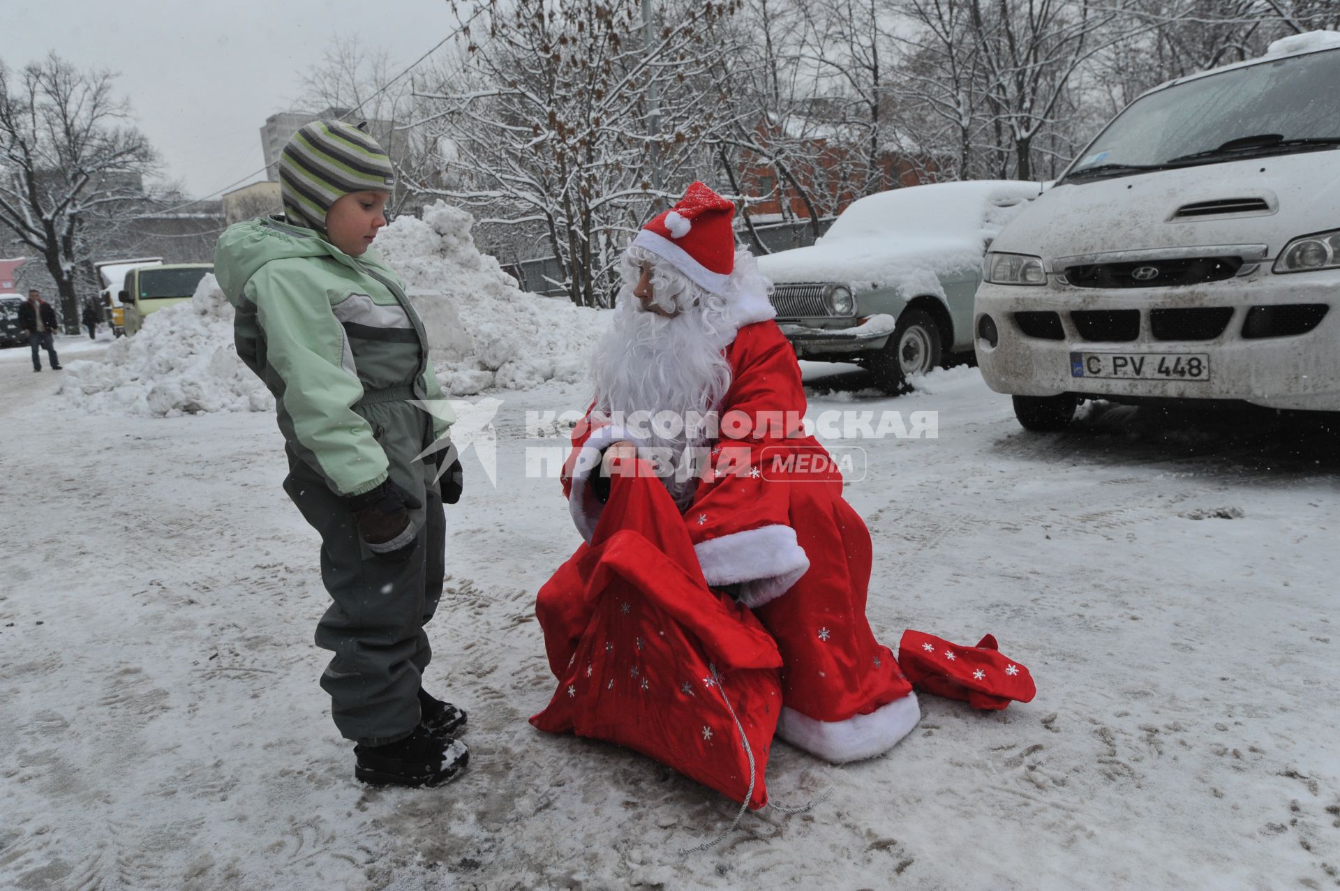 Дед Мороз и ребенок. 08 января 2012 года.