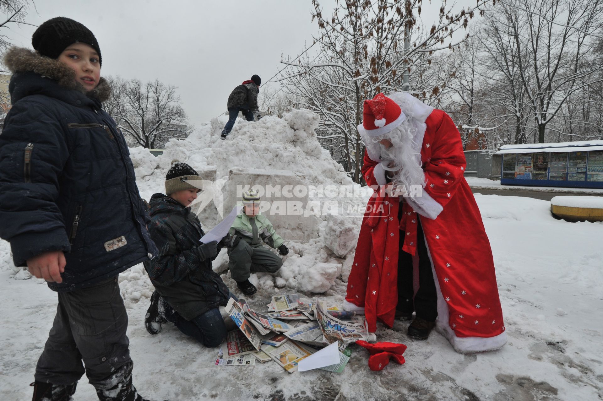 Дед Мороз и дети. 08 января 2012 года.