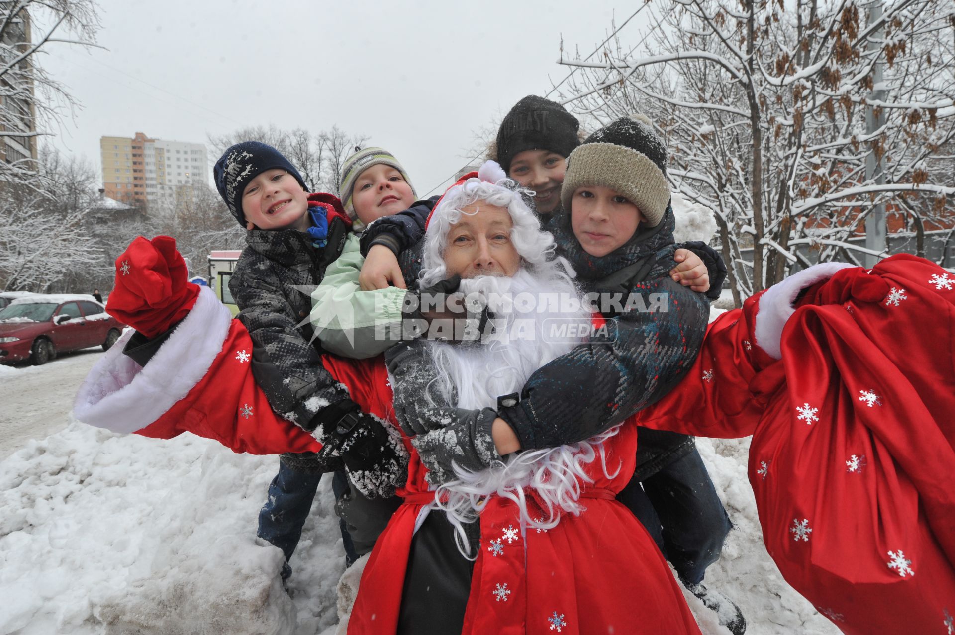 Дед Мороз и дети. 08 января 2012 года.