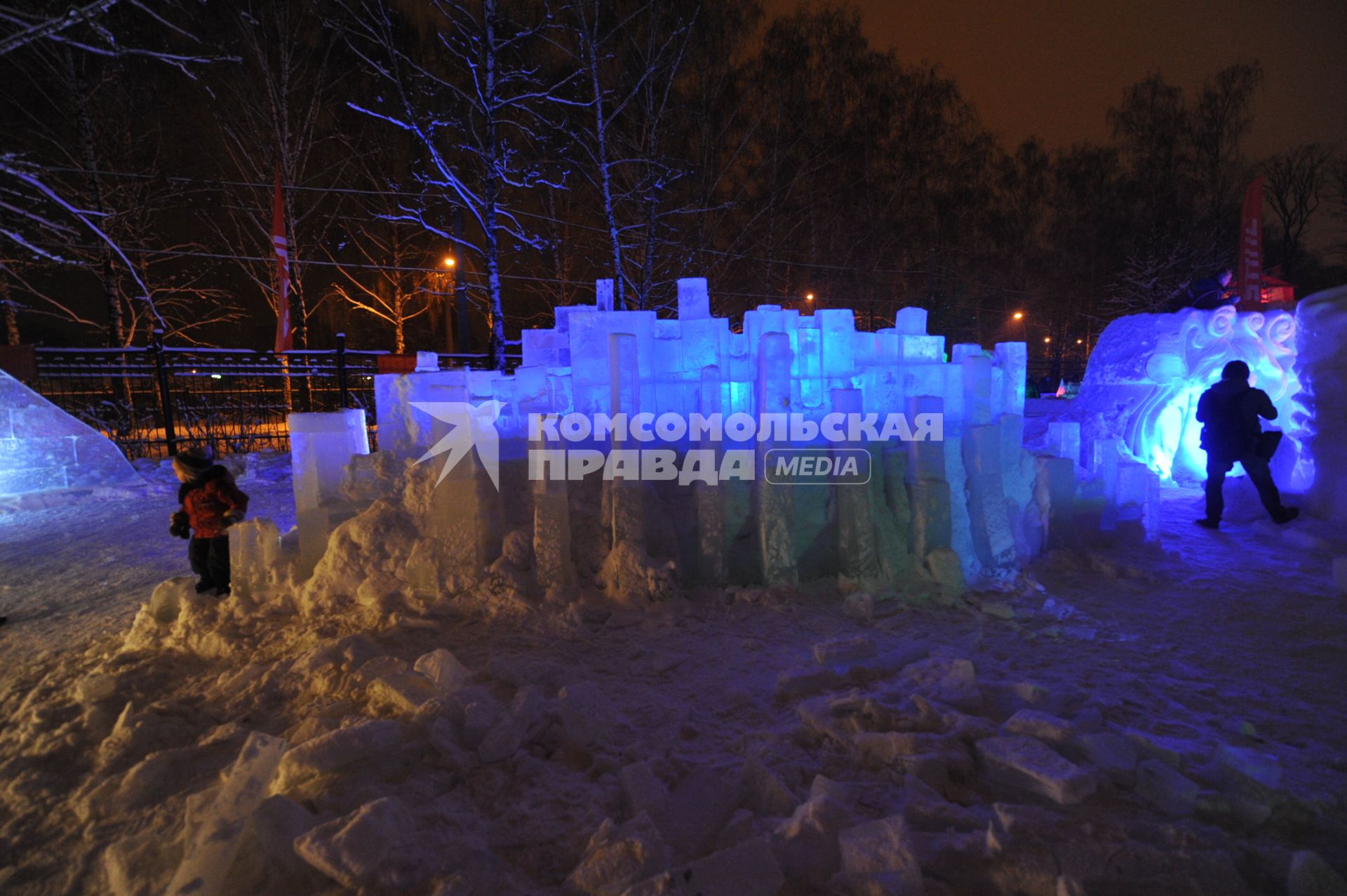 Ледяной город МОРОЗ СИТИ открылся в парке культуры СОКОЛЬНИКИ. На снимке: ледяная скульптура МОСТ. 10 января   2012 года.