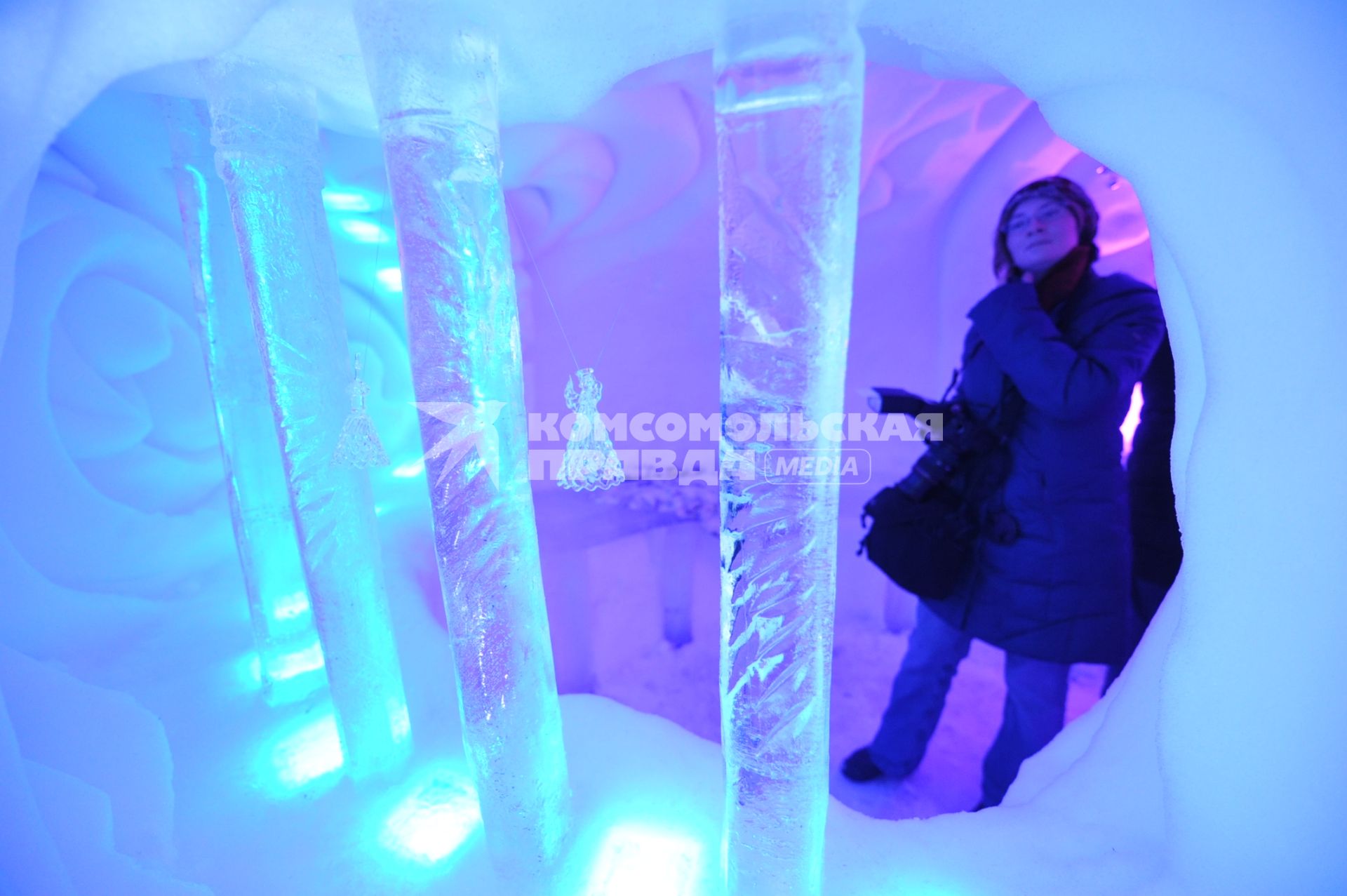 Ледяной город МОРОЗ СИТИ открылся в парке культуры СОКОЛЬНИКИ. На снимке: фотограф в ледяной скульптуре.10 января   2012 года.