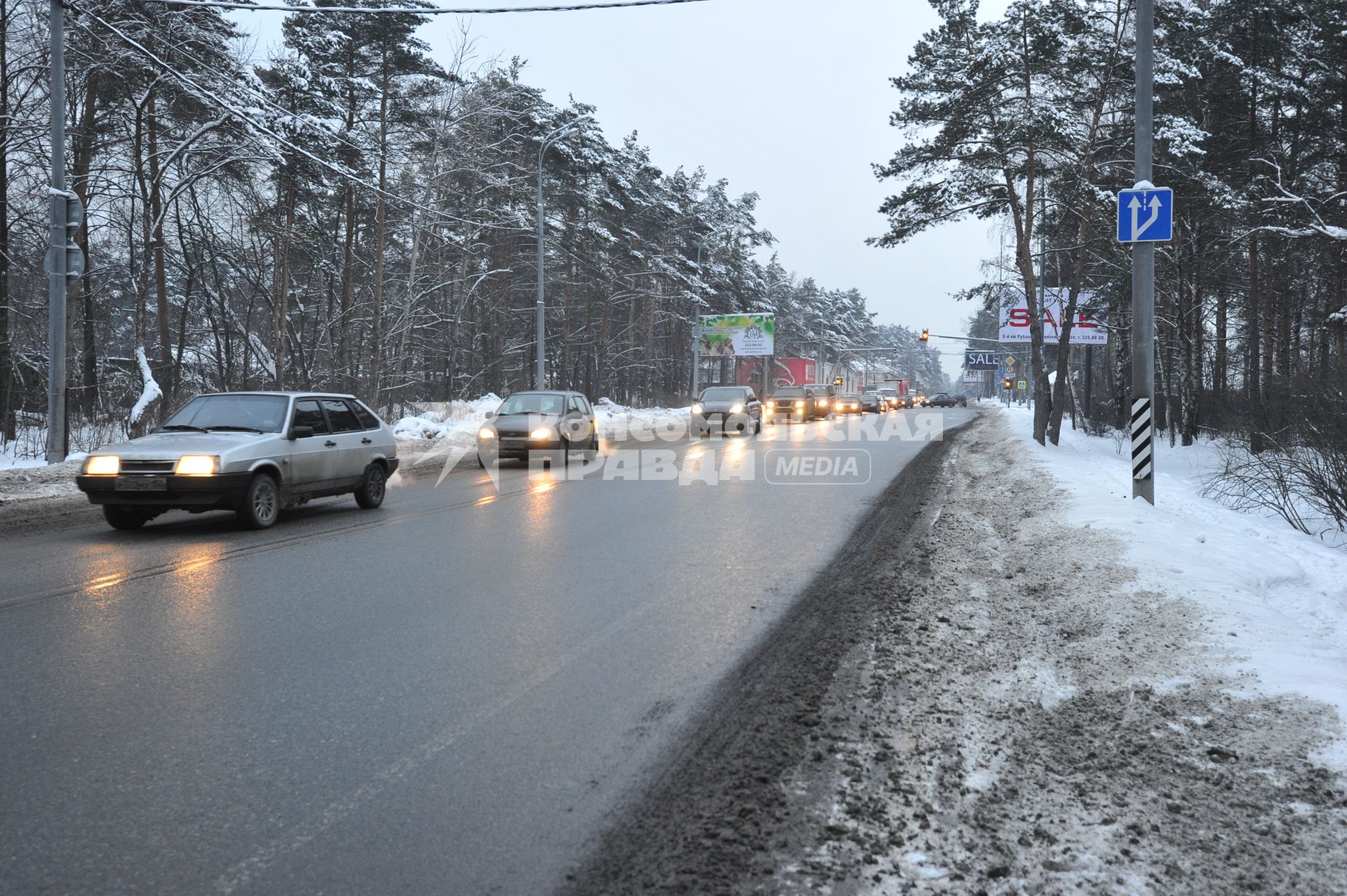 Автомобили движутся по Рублевскому шоссе. 21 января  2011 года.