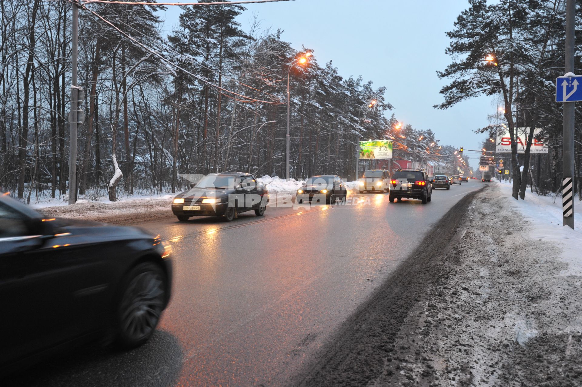 Автомобили движутся вечером по Рублевскому шоссе. 21 января  2011 года.