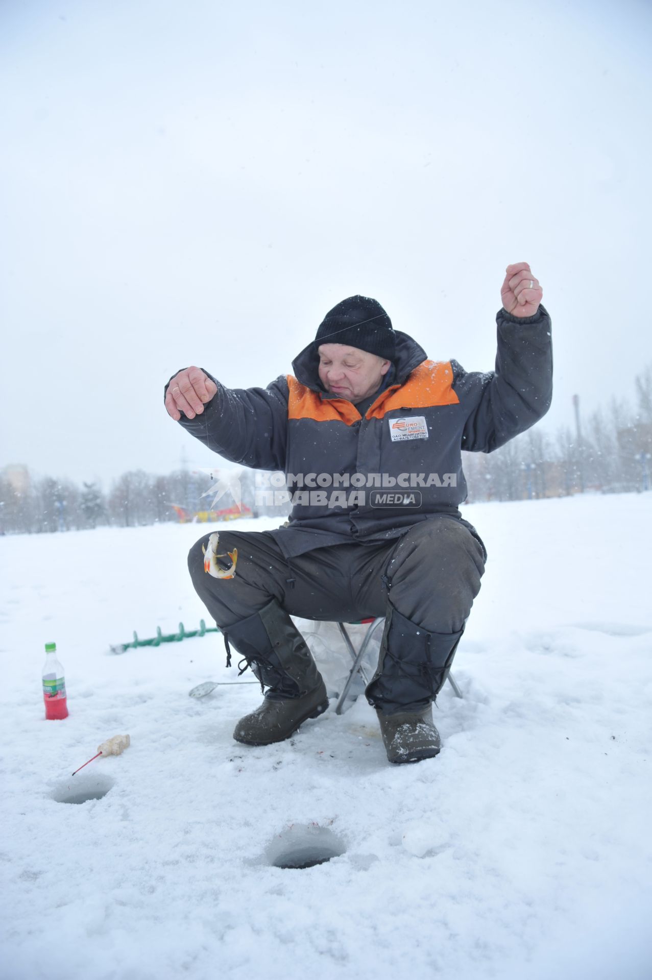 Мужчина на зимней рыбалке. 12 января 2012 года.