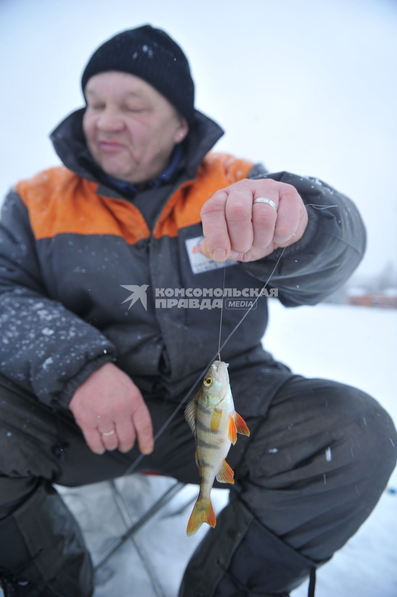 Мужчина на зимней рыбалке. 12 января 2012 года.