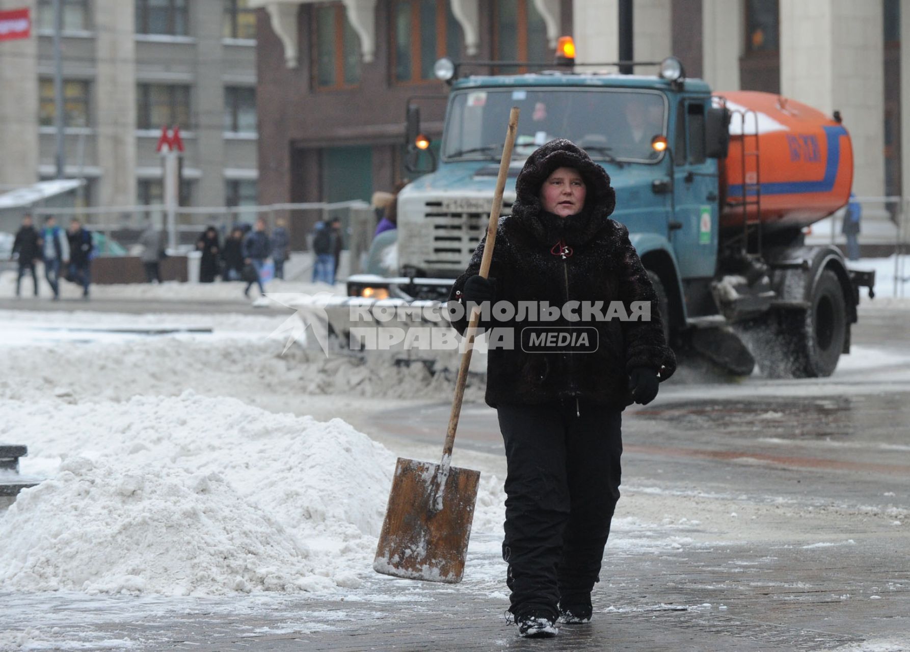 Виды Москвы. Уборка снега на Манежной площади. Москва. 09 декабря 2010 года.