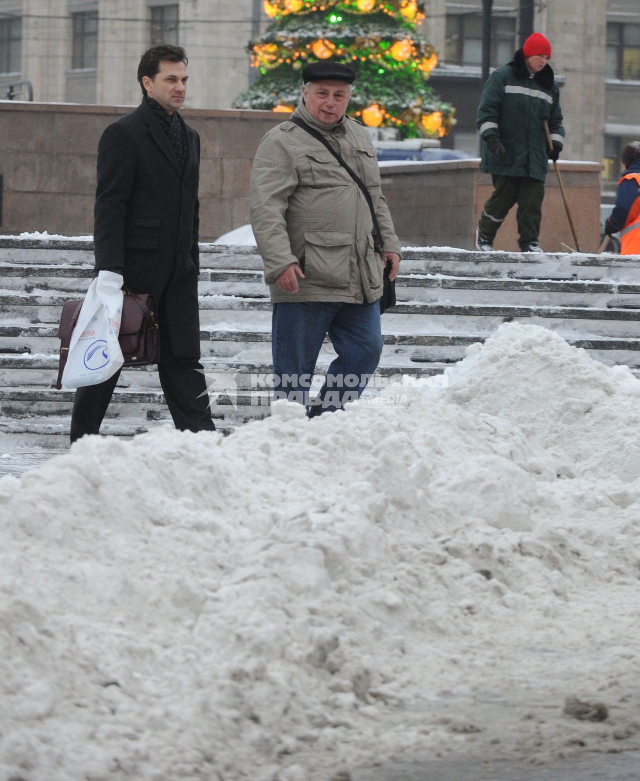 Виды Москвы. Уборка снега на Манежной площади. Москва. 09 декабря 2010 года.