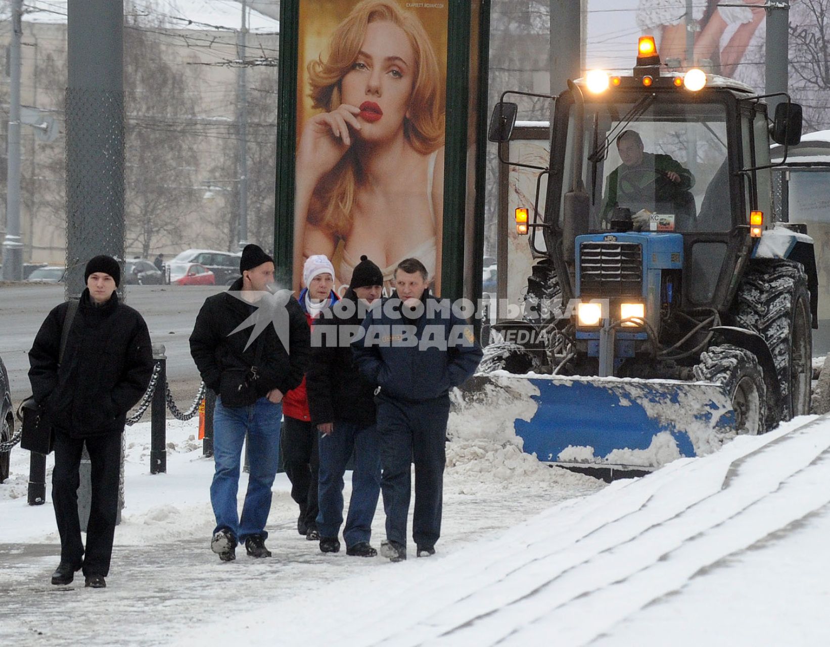 Виды Москвы. Снегоуборочная техника в центре города. Москва. 09 декабря 2010 года.