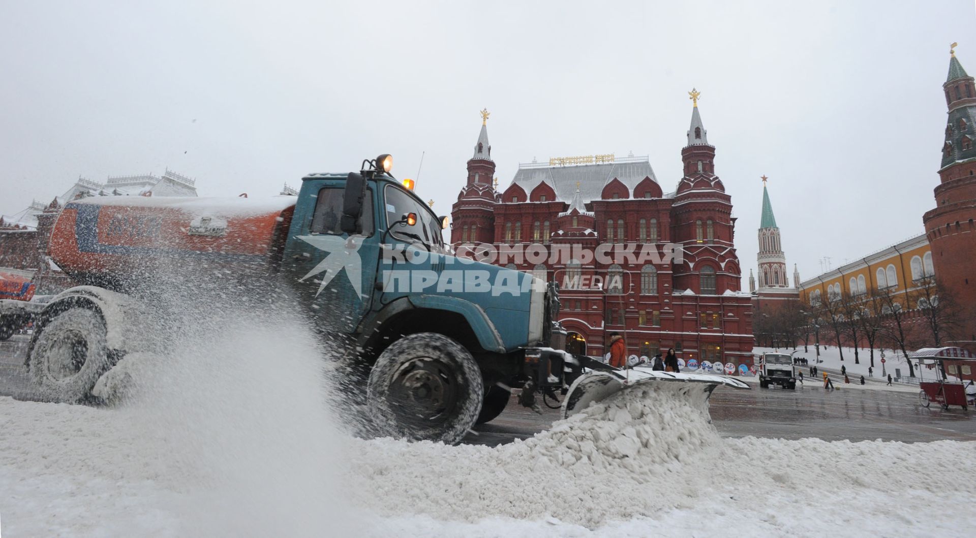 Виды Москвы. Снегоуборочная техника на Манежной площади. Москва. 09 декабря 2010 года.