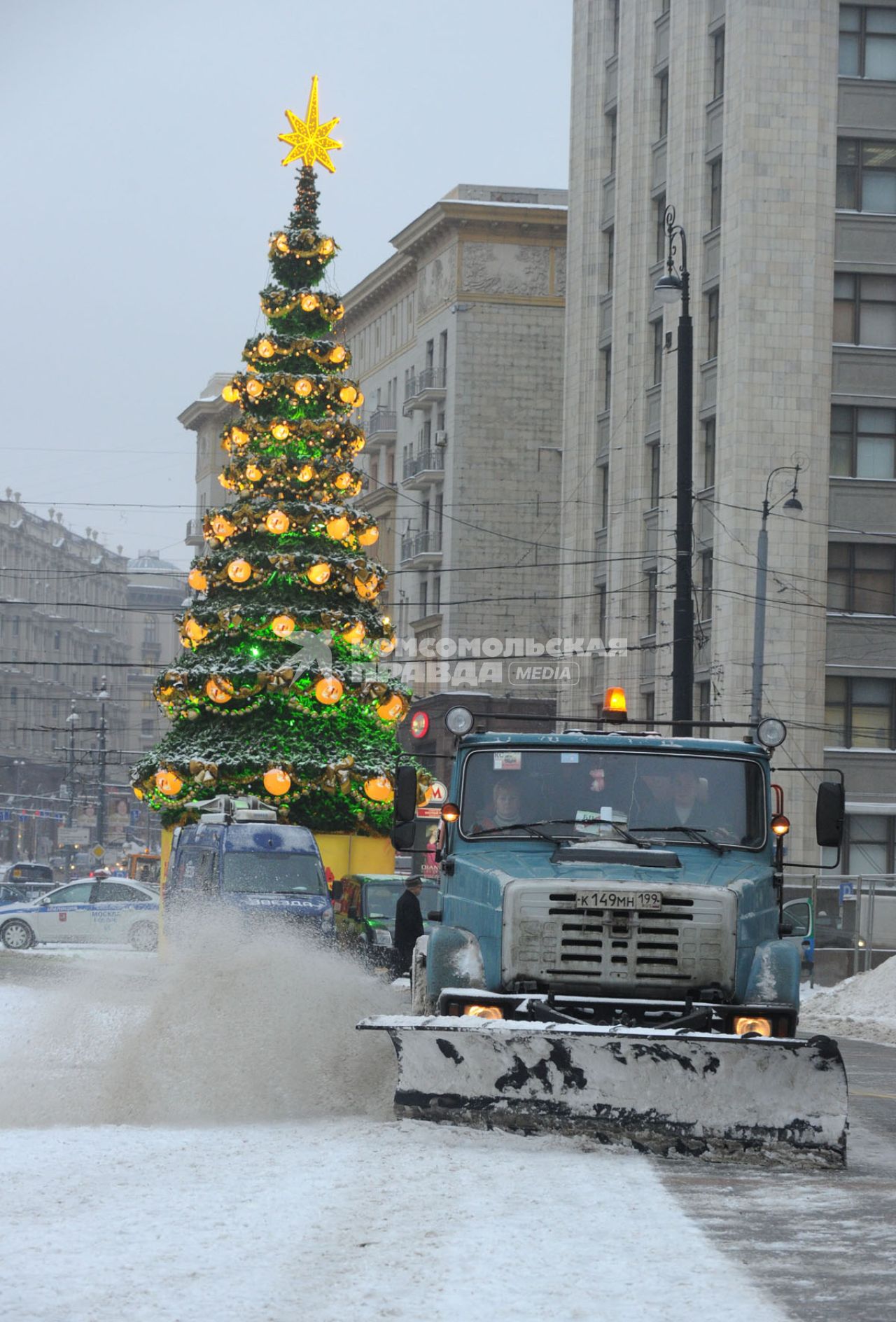 Виды Москвы. Снегоуборочная техника на Манежной площади. Москва. 09 декабря 2010 года.