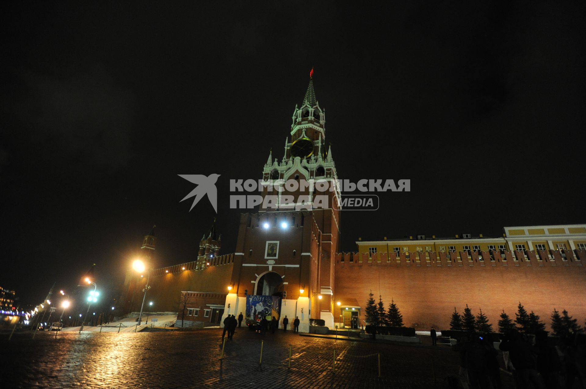 30-метровую елку доставили в Кремль через Спасские ворота. Москва. 17 декабря 2010 года.